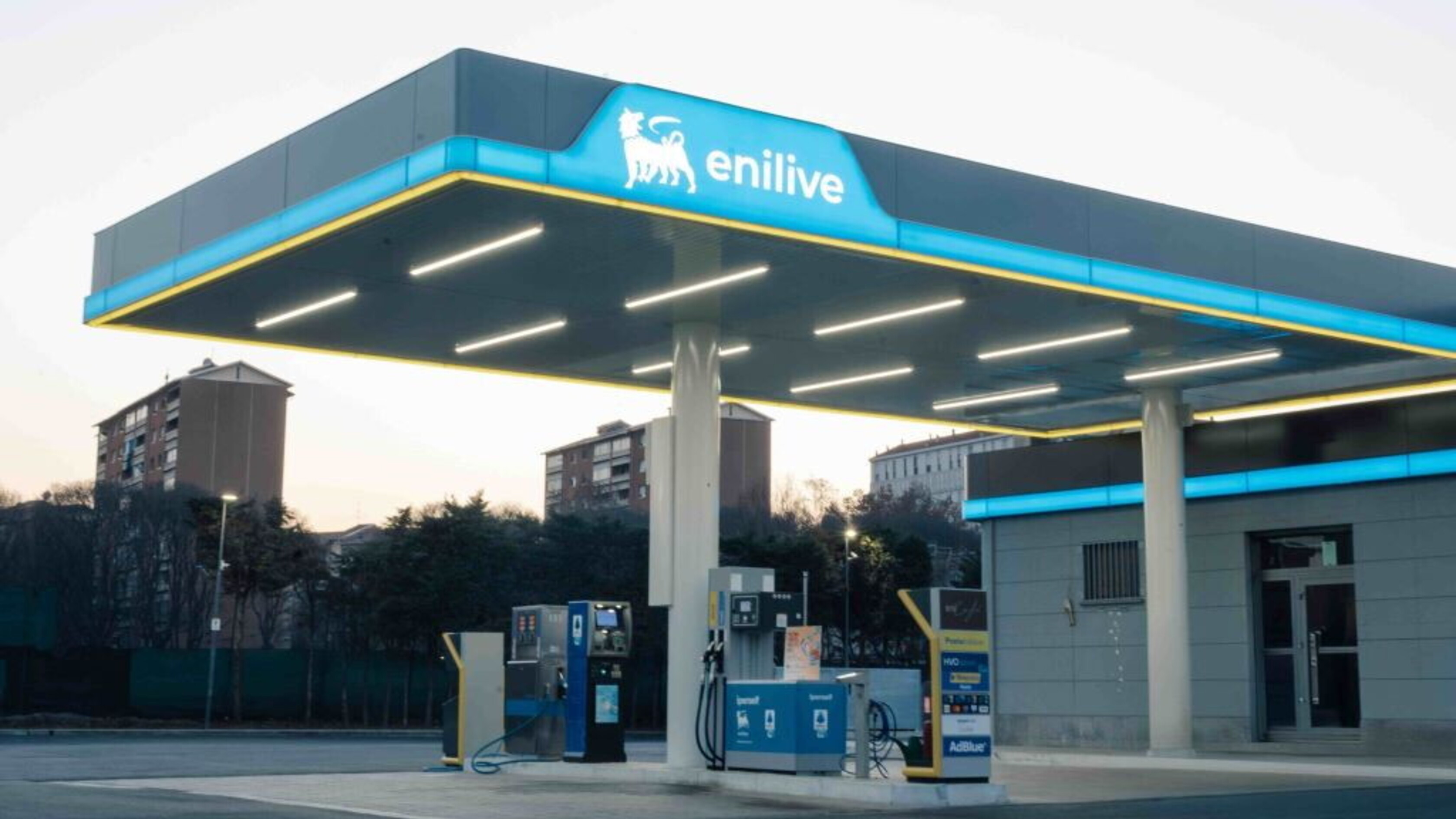 Carburanti, Eni taglia i prezzi per agricoltura e pesca: scatta lo sconto del 20% con Enilive