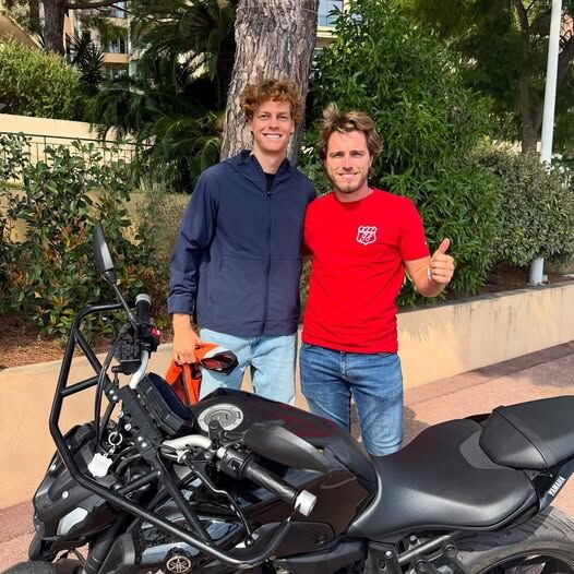 Sinner torna in 'campo' ma per la patente della moto, promosso al quinto tentativo