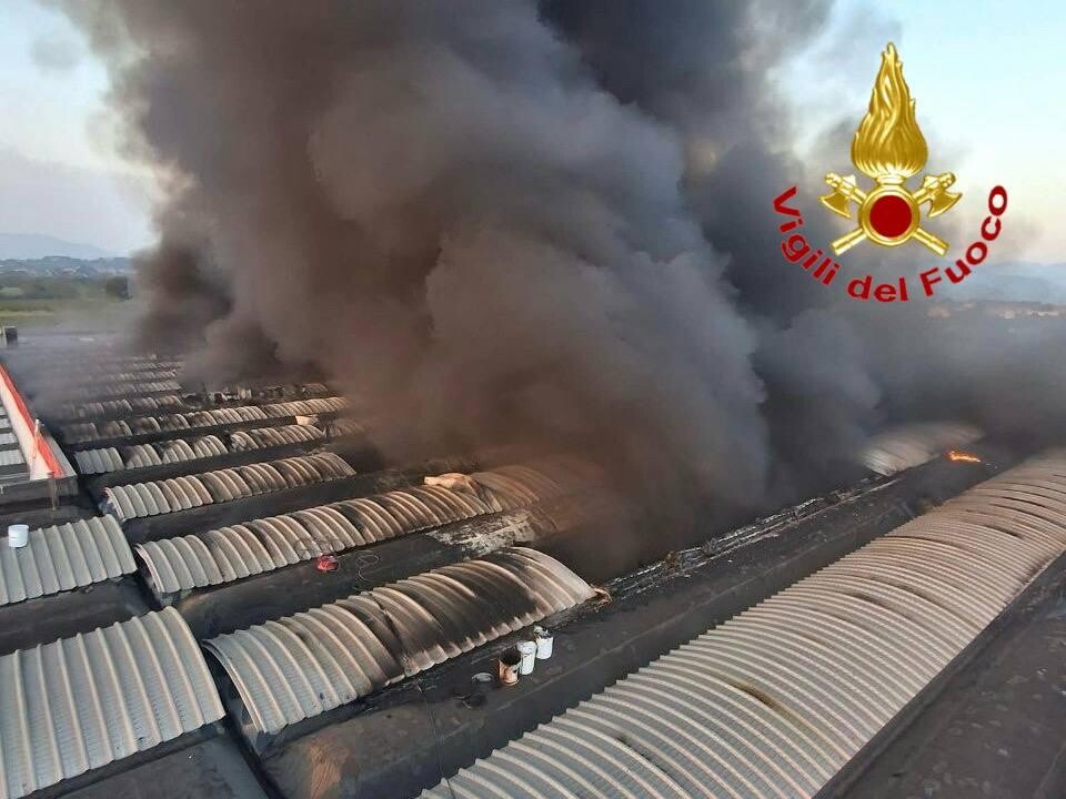Incendio distrugge capannone di casalinghi Tescoma nel Bresciano (VIDEO)