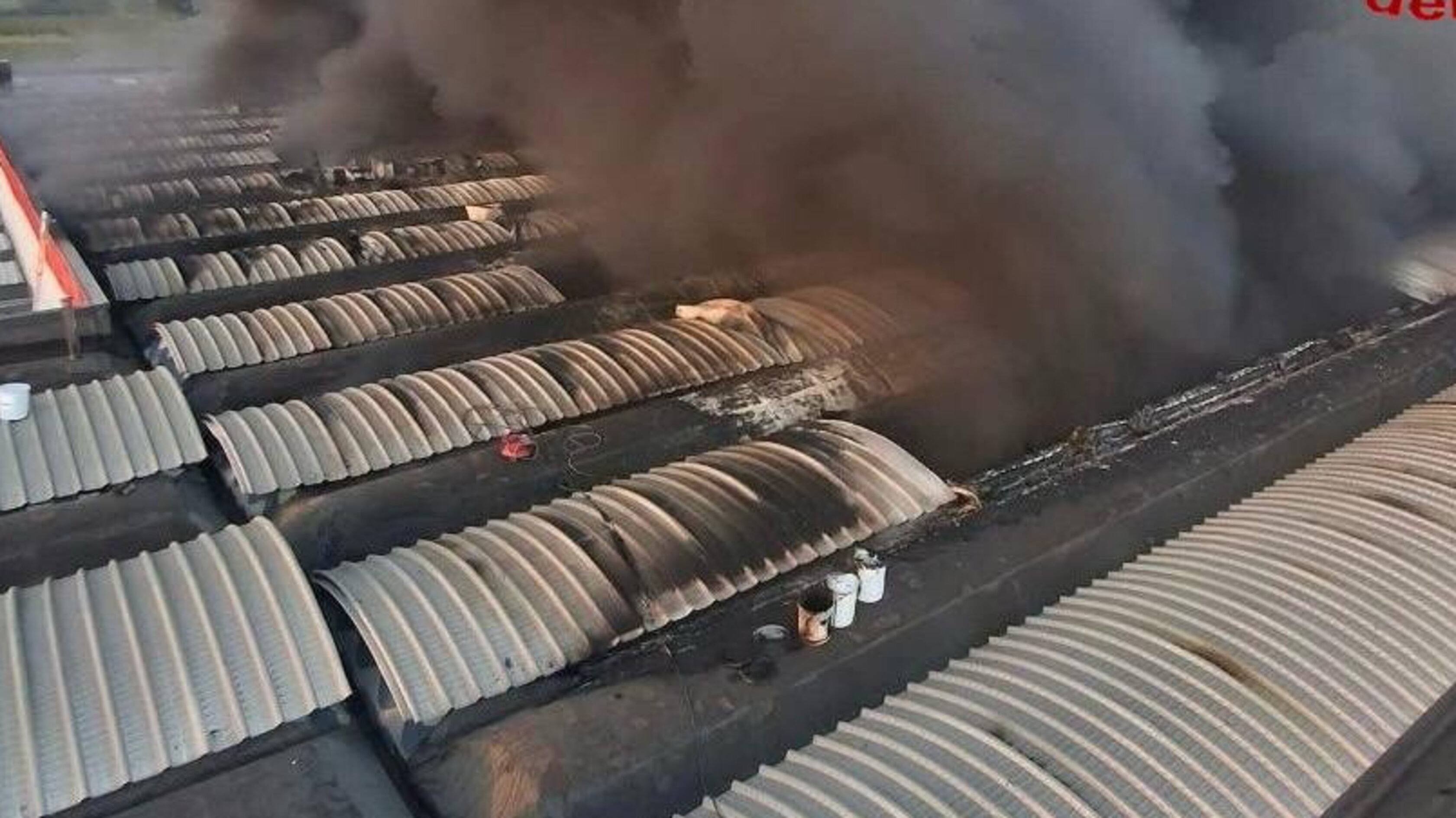 Incendio distrugge capannone di casalinghi Tescoma nel Bresciano (VIDEO)