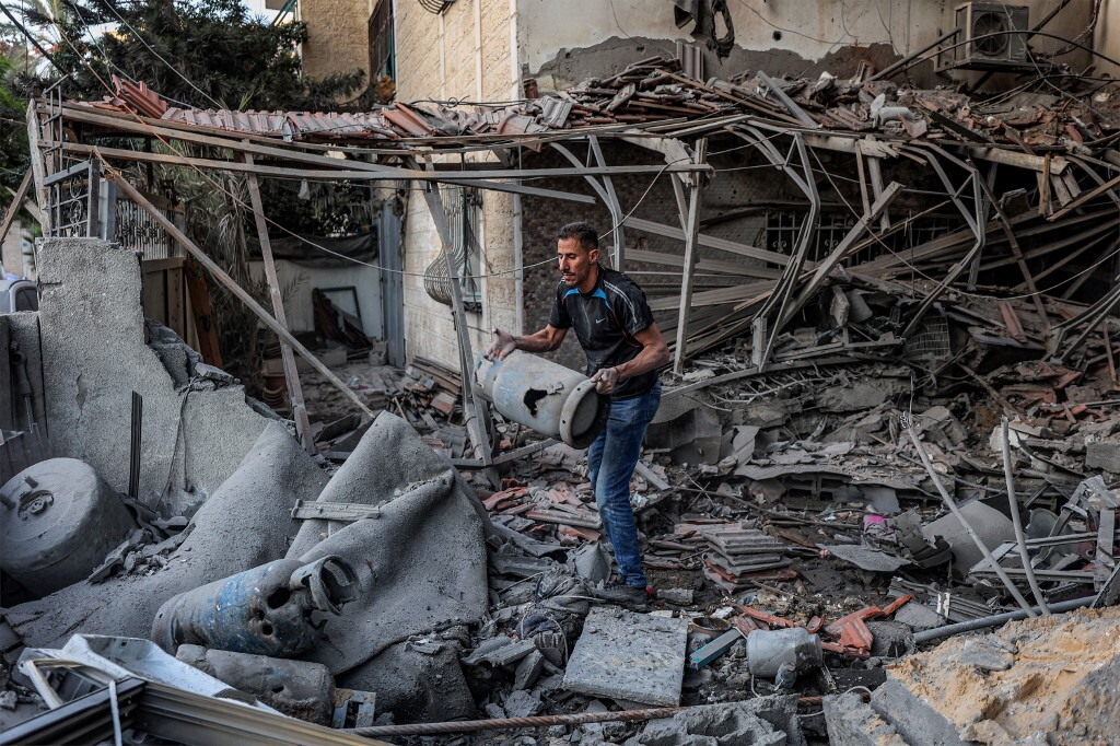 Raid israeliano contro un condominio, morti cinque palestinesi a Gaza City