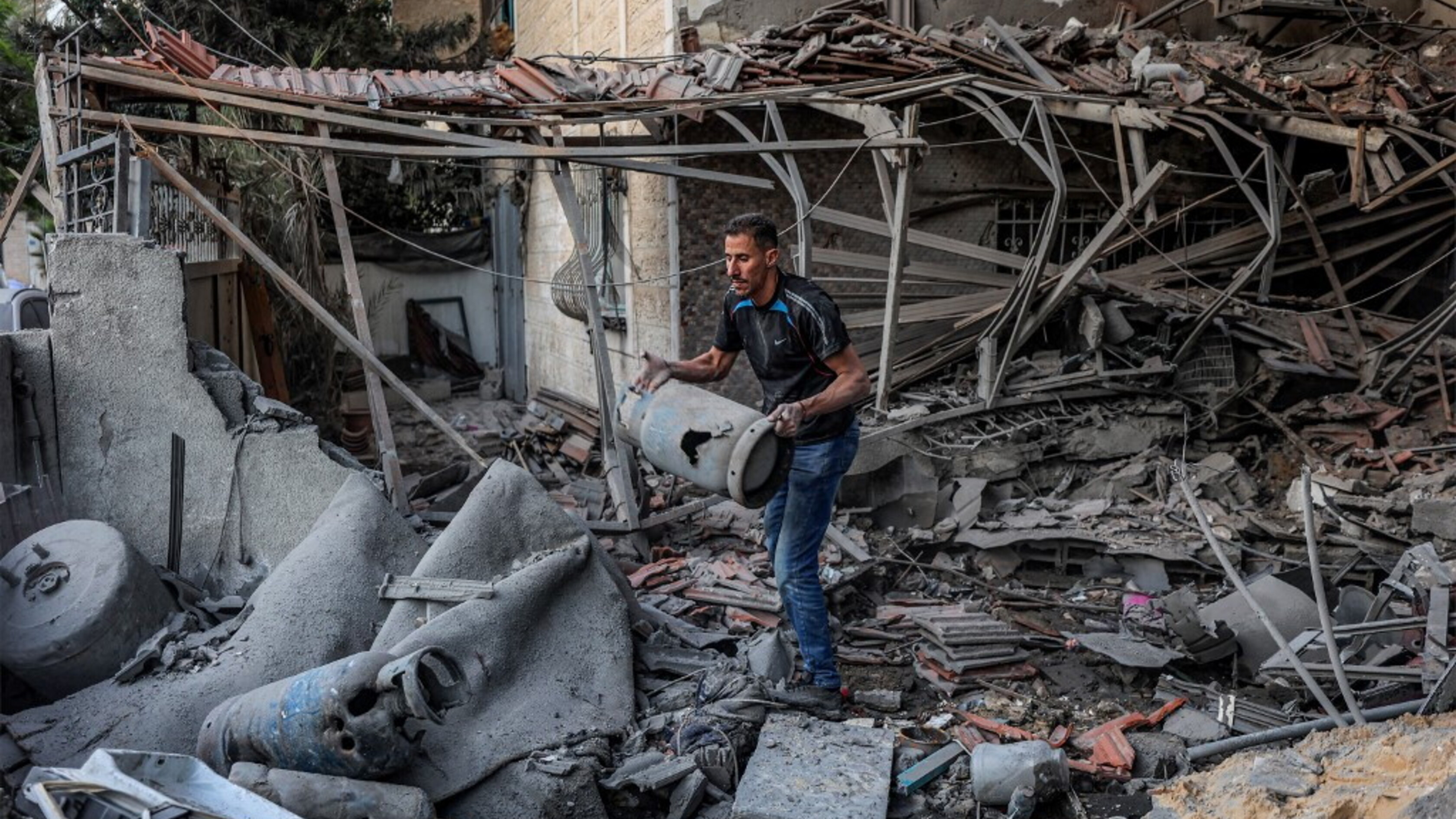 Raid israeliano contro un condominio, morti cinque palestinesi a Gaza City