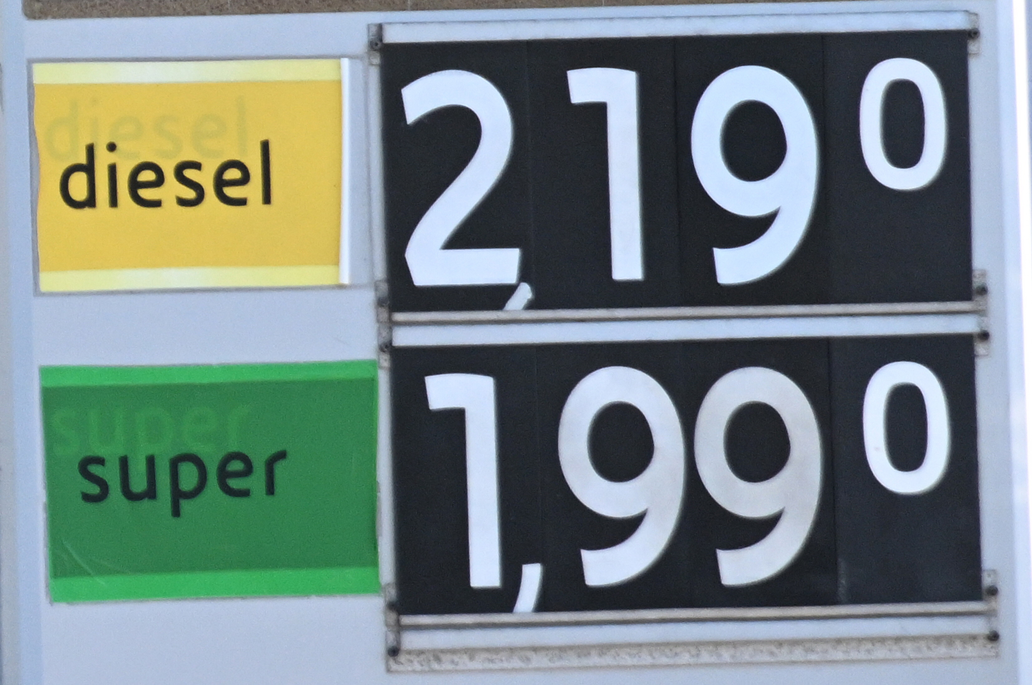 Carburanti, Urso: "Price cap in 10mila distributori, un successo italiano che stupisce l'Europa"