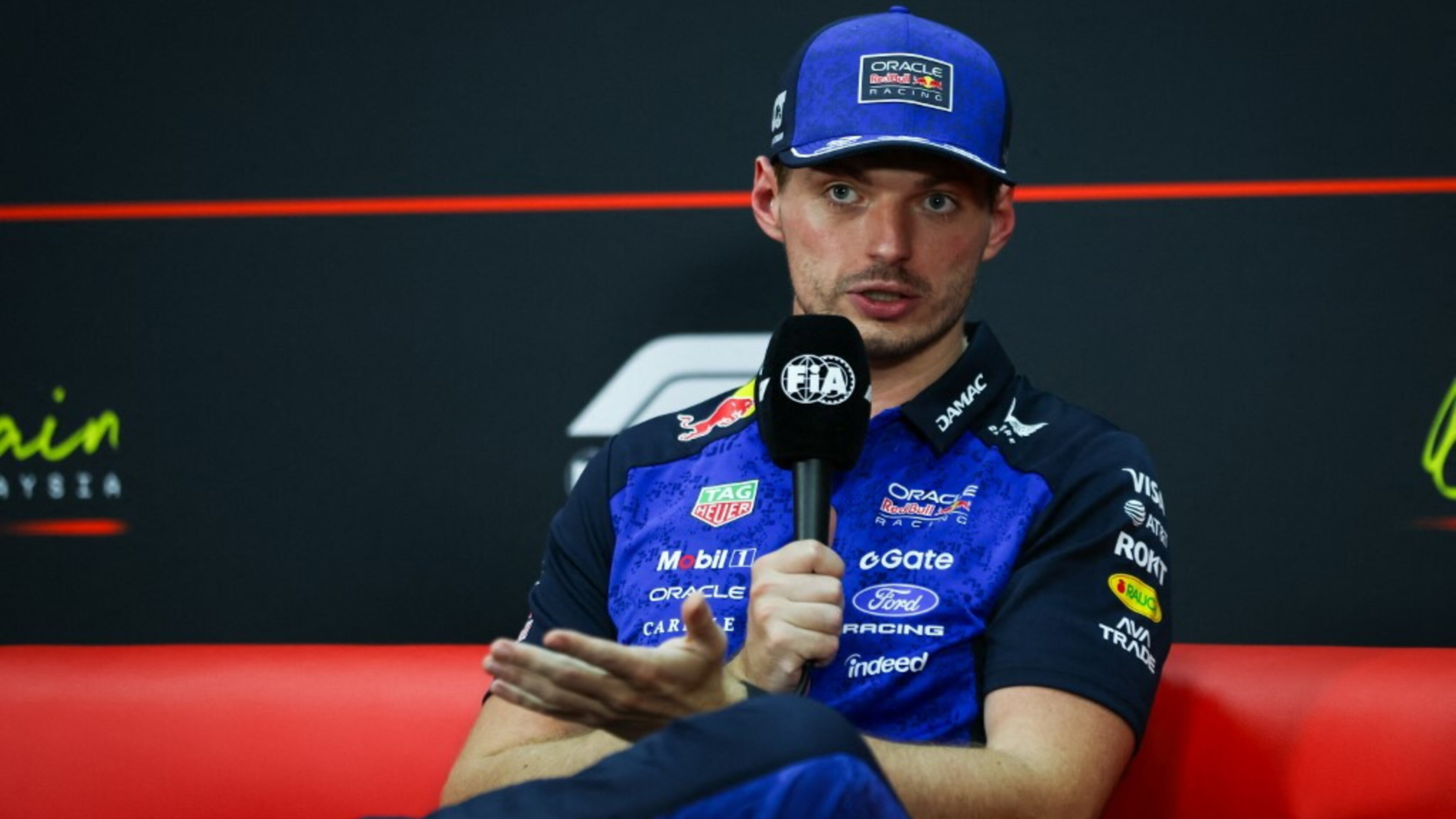 F1, Verstappen in pole in Bahrain. Ferrari in prima fila con Hamilton