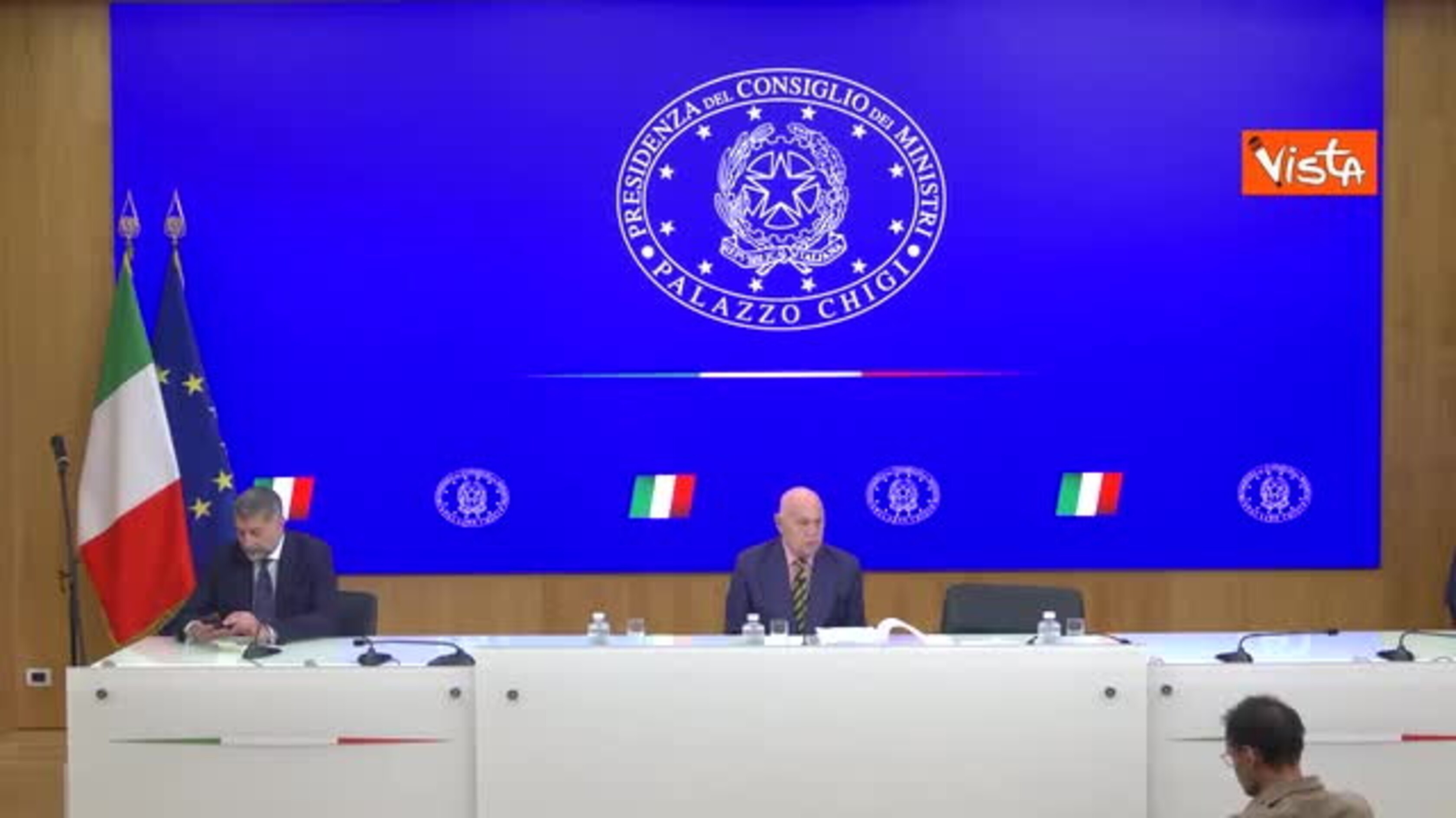 Nordio a Giorgetti: Hai aereo, vuoi parlare tu? Lui: No, finisci. Siparietto in conferenza stampa