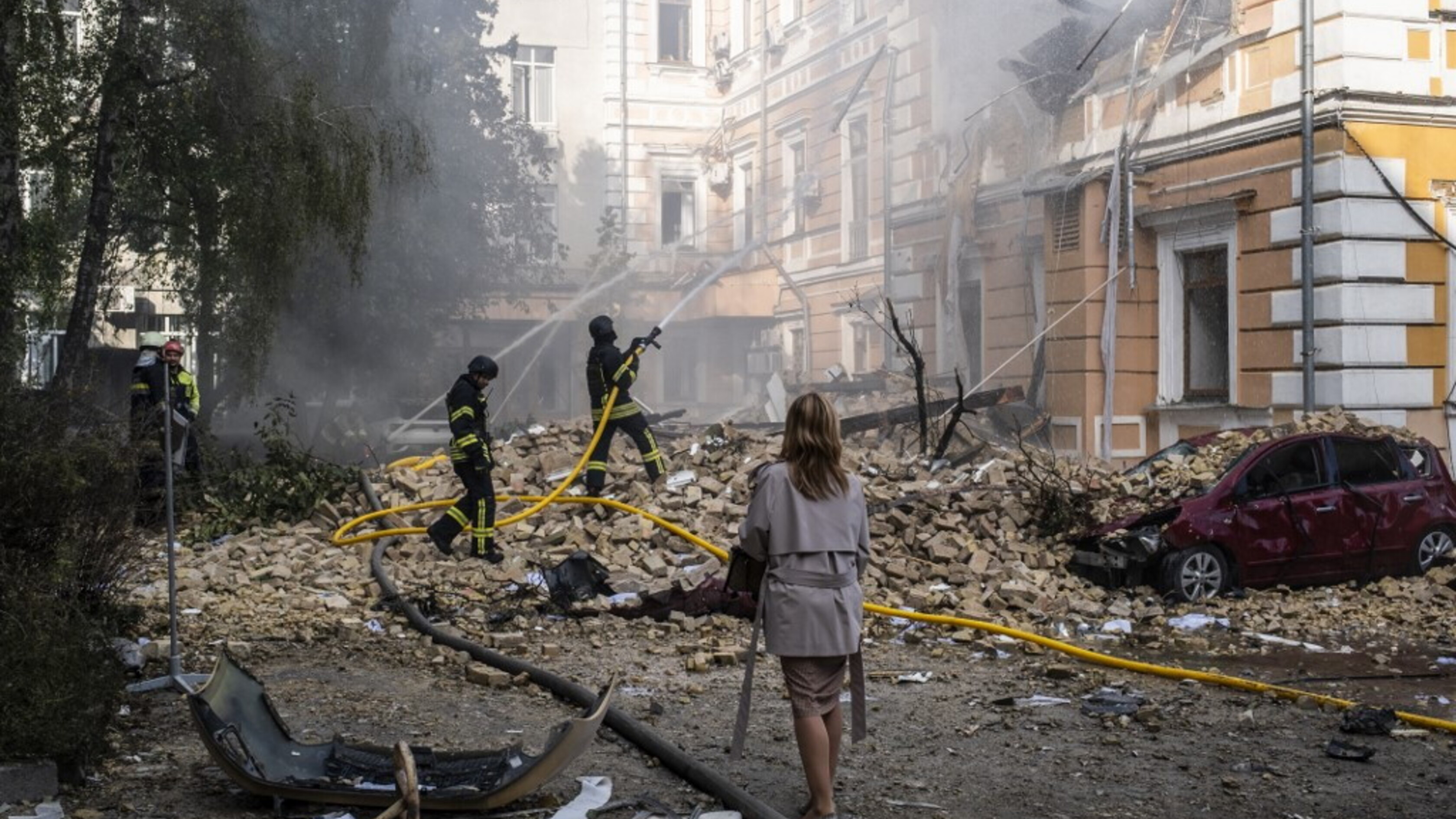 Zelensky: "Intensificheremo i raid sulle raffinerie russe"