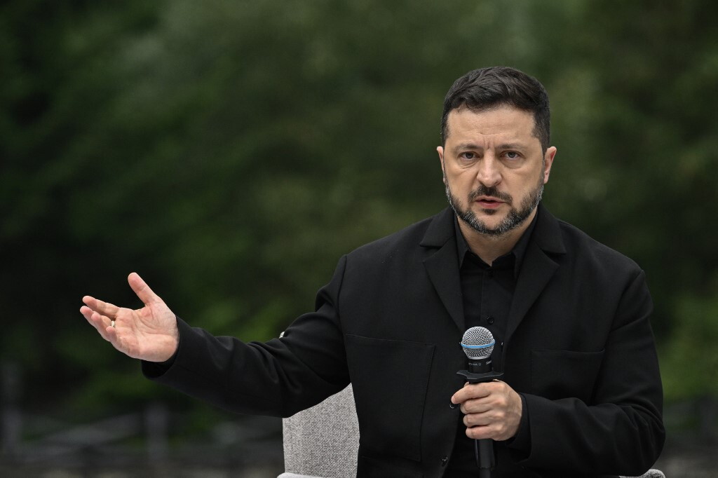 Zelensky: "Intensificheremo i raid sulle raffinerie russe"