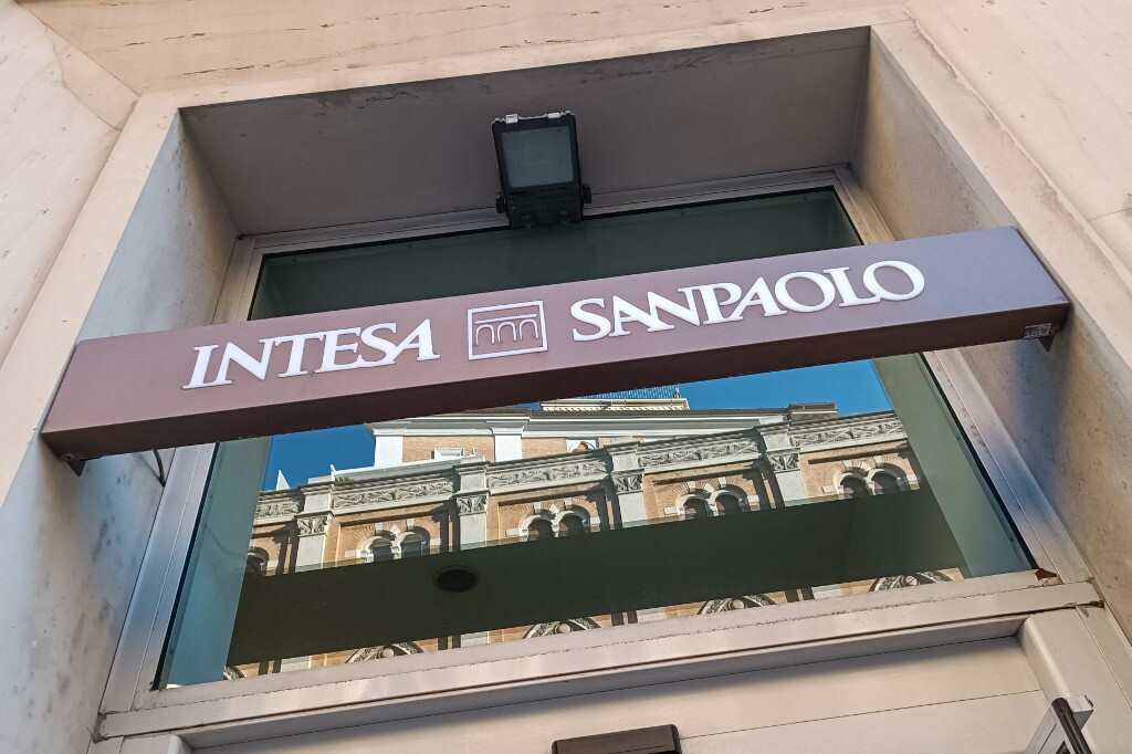 Intesa Sanpaolo alza l'offerta su MPS: 25 centesimi in più in denaro per azione