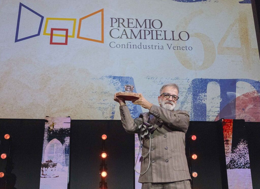 Marcello Fois vince il premio Campiello con "L'immensa distrazione", la dedica a Michela M...