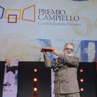 Marcello Fois vince il premio Campiello con "L'immensa distrazione", la dedica a