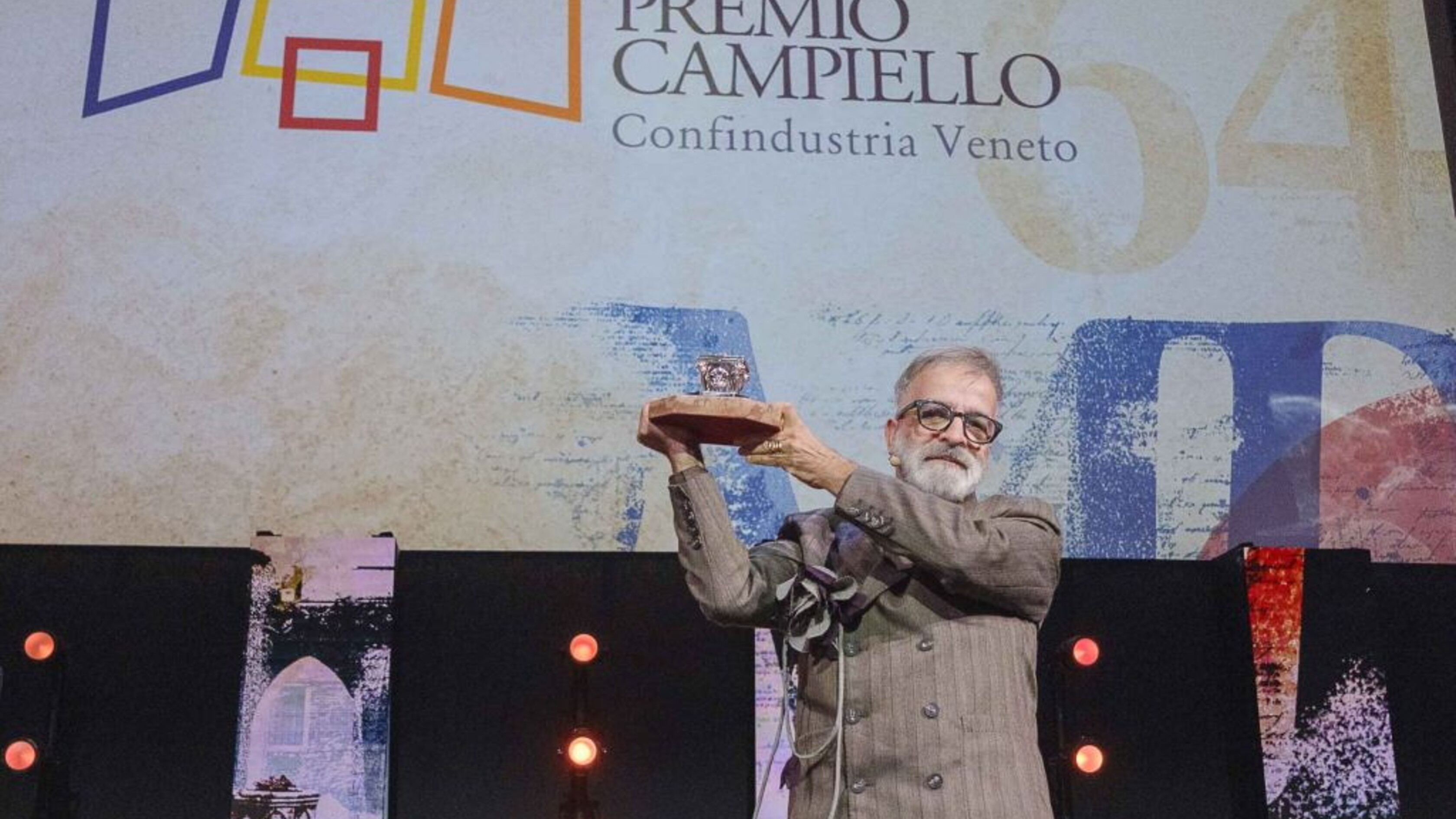 Marcello Fois vince il Premio Campiello con "L'immensa distrazione"