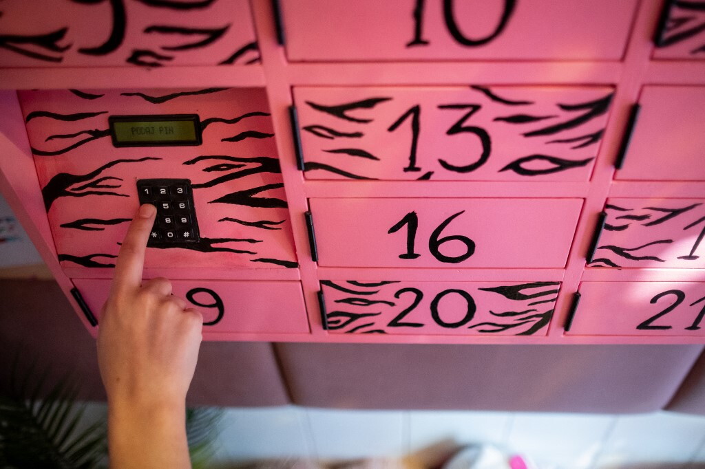 Pillole abortive come un pacco Amazon: a Varsavia nasce "AbortOmat", l'armadietto rosa del...