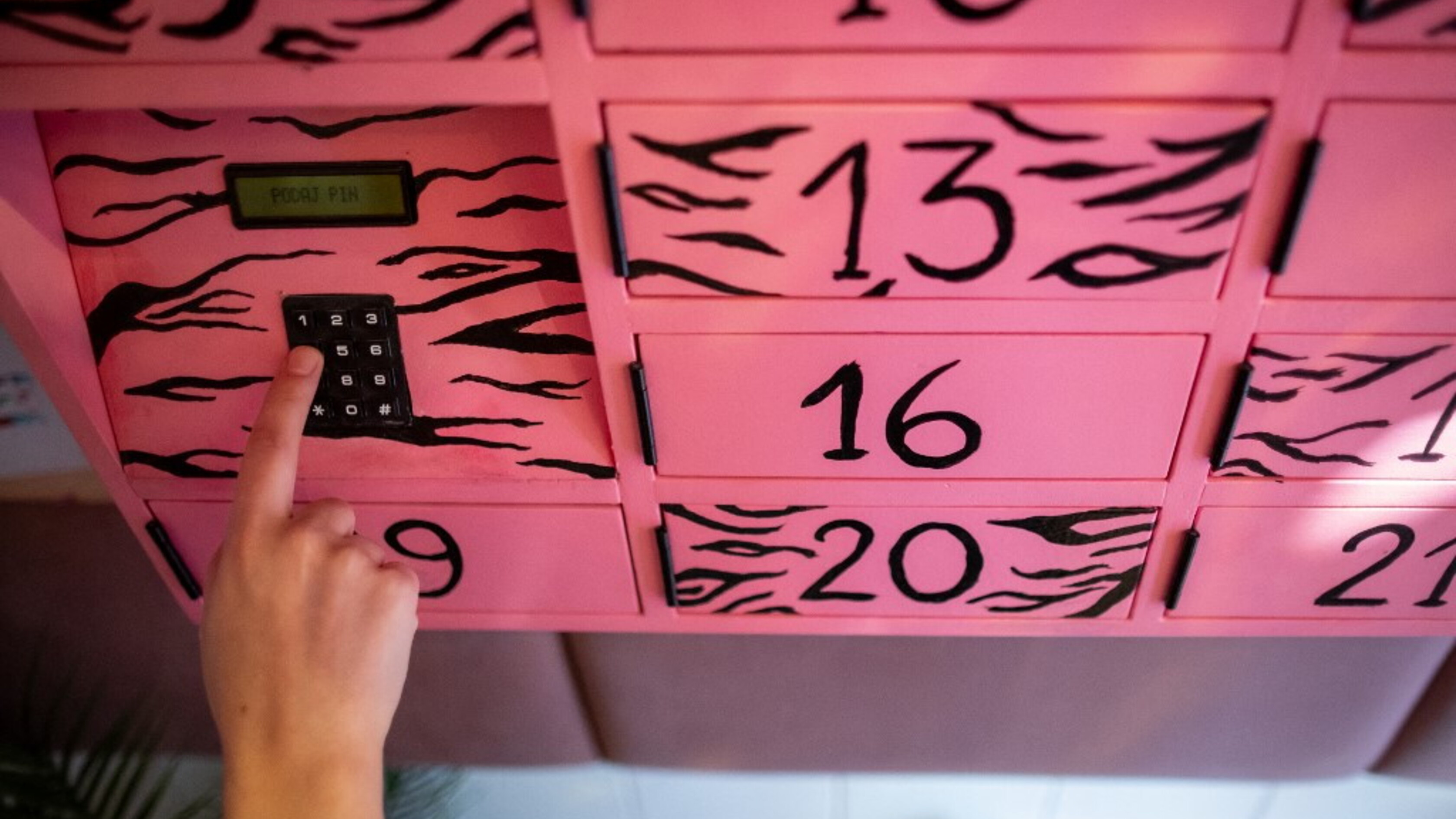 Pillole abortive come un pacco Amazon: a Varsavia nasce "AbortOmat", l'armadietto rosa del...