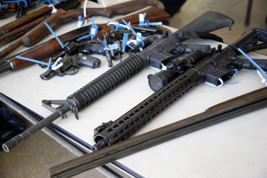 Dalle chat su Telegram ai Kalashnikov nel deserto: i teenager USA che vendono armi ai cart...