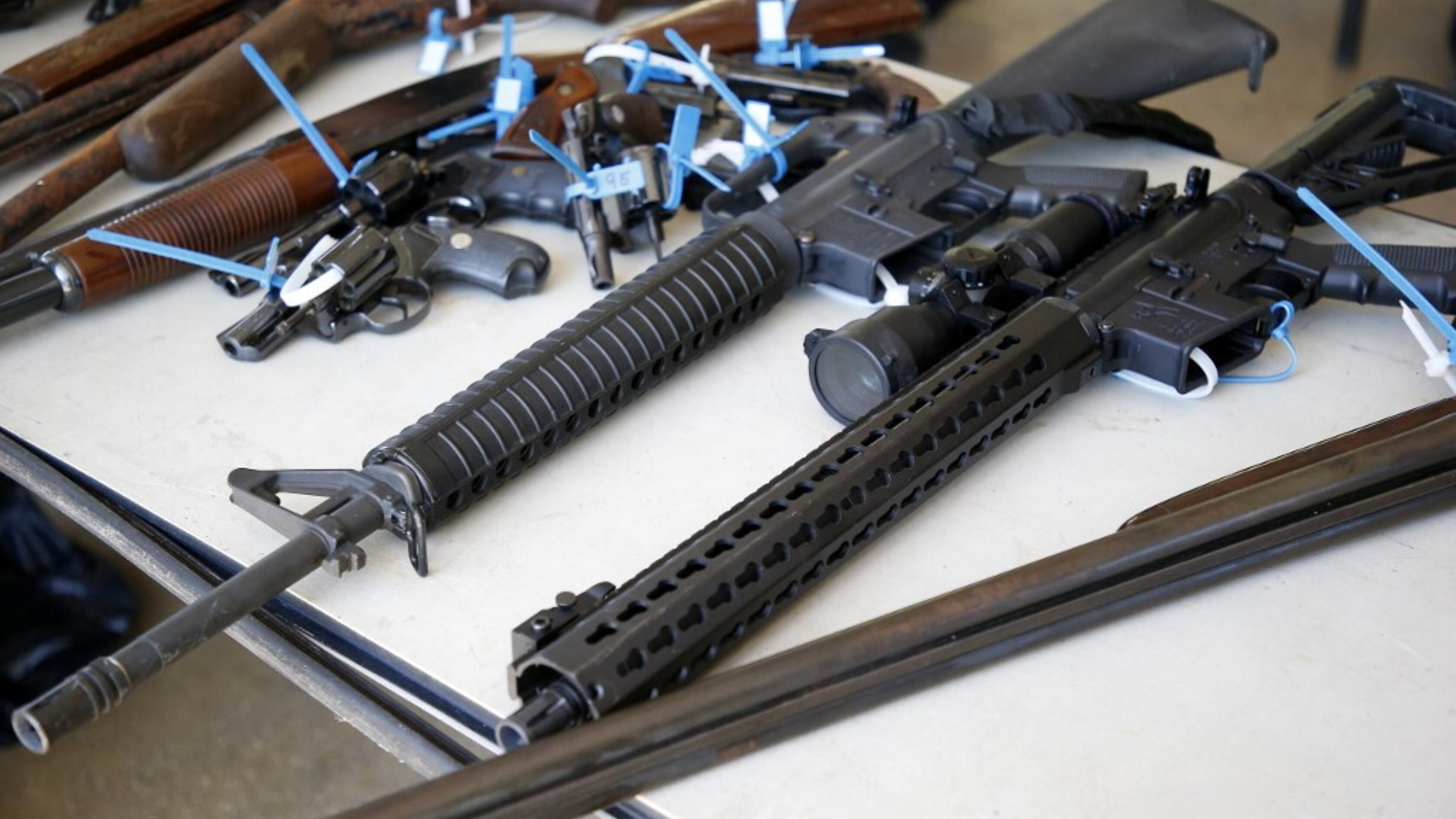 Dalle chat su Telegram ai Kalashnikov nel deserto: i teenager USA che vendono armi ai cart...