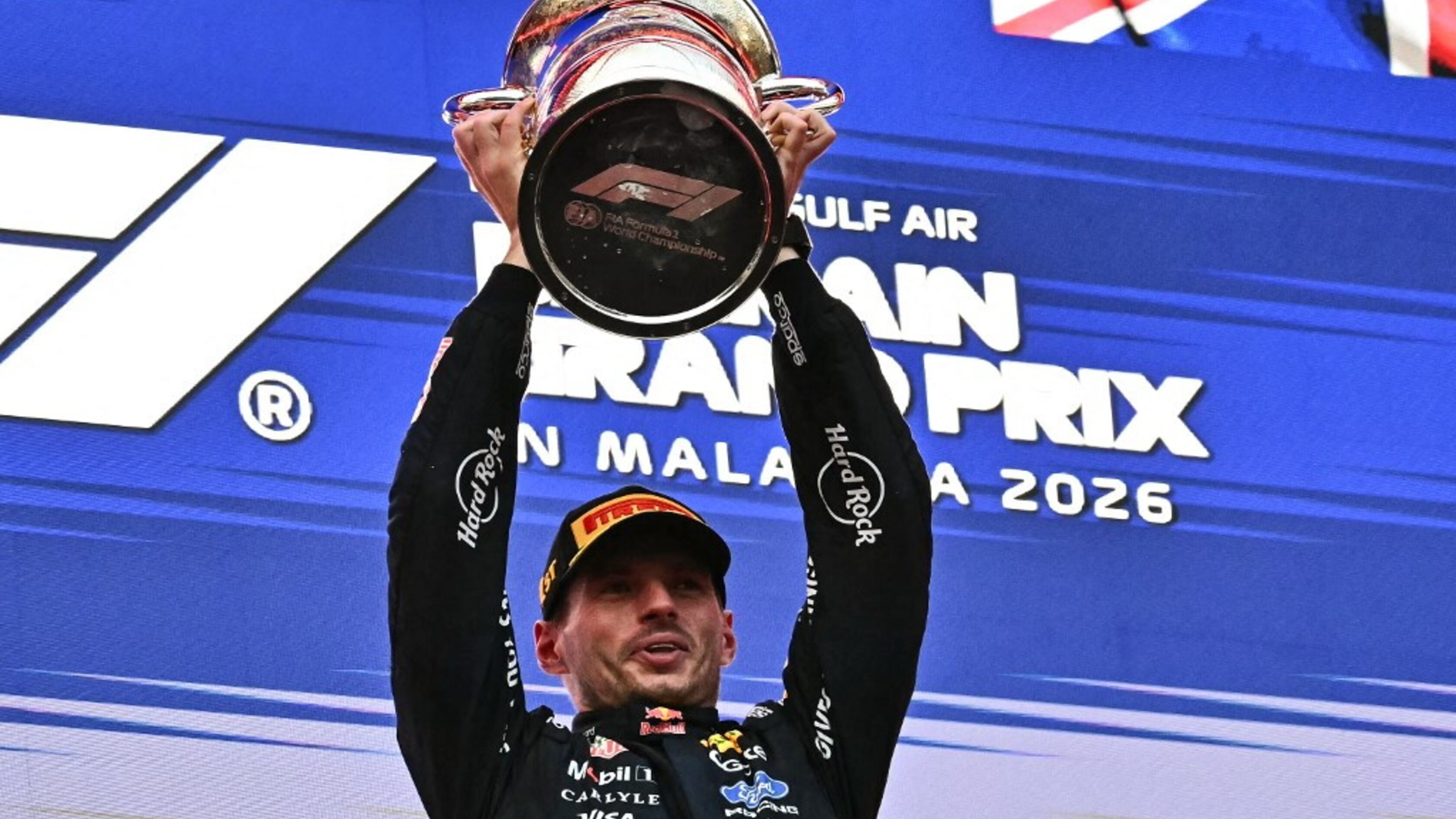 Verstappen vince a Sepang, Antonelli secondo e leader del Mondiale