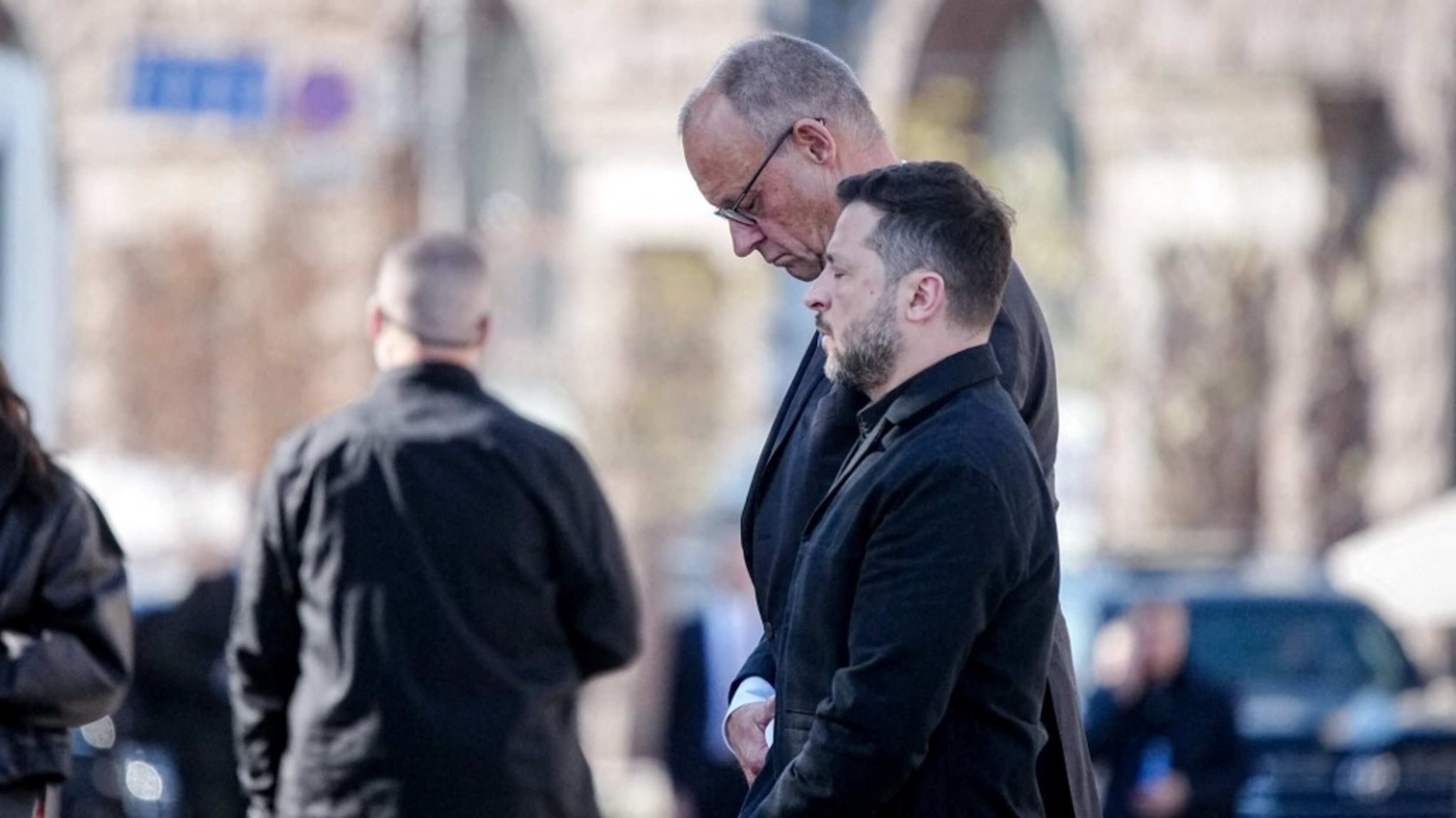 Kiev sotto attacco durante la visita di Merz: colpito il ponte Nord, due feriti
