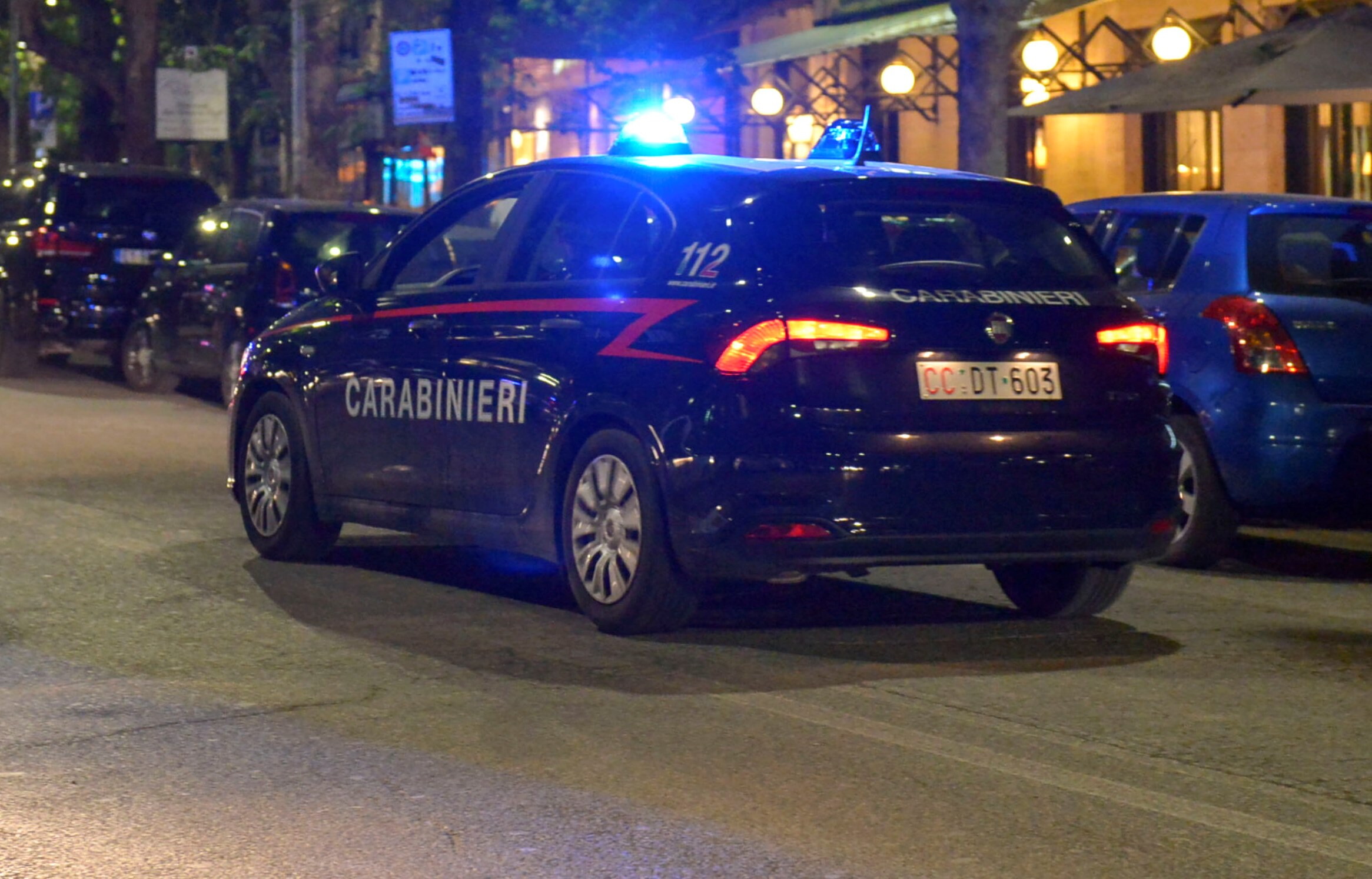 Tenta di strangolare la compagna davanti alla figlia di un anno. Poi si uccide lanciandosi...