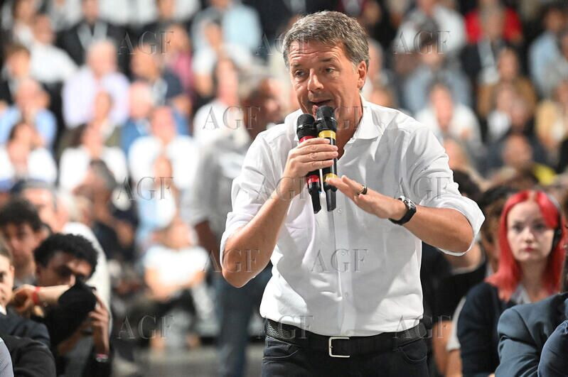 Show di Renzi alla Leopolda: le tre richieste a Conte, l'attacco al centrodestra e la sfida a Meloni