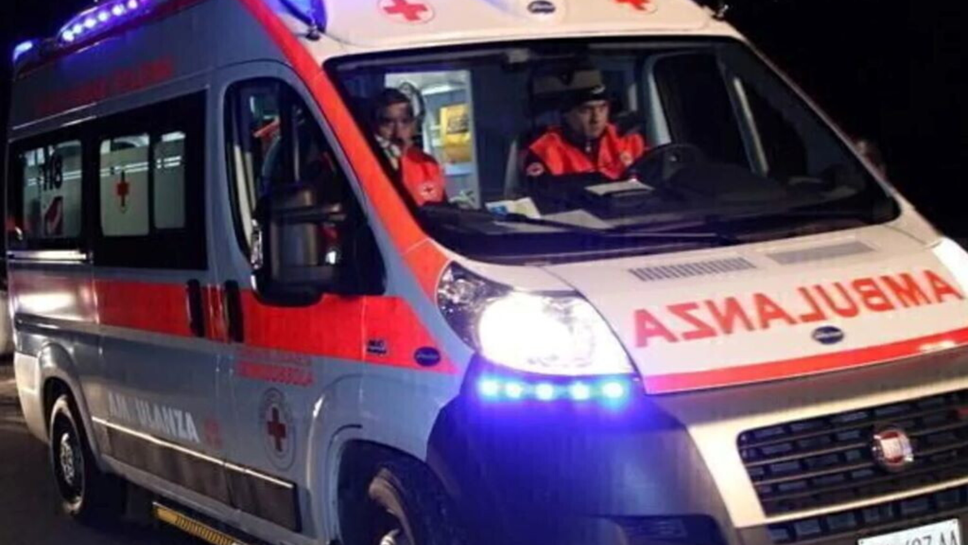 Colpisce la moglie con un coltello e tenta il suicidio, arrestato