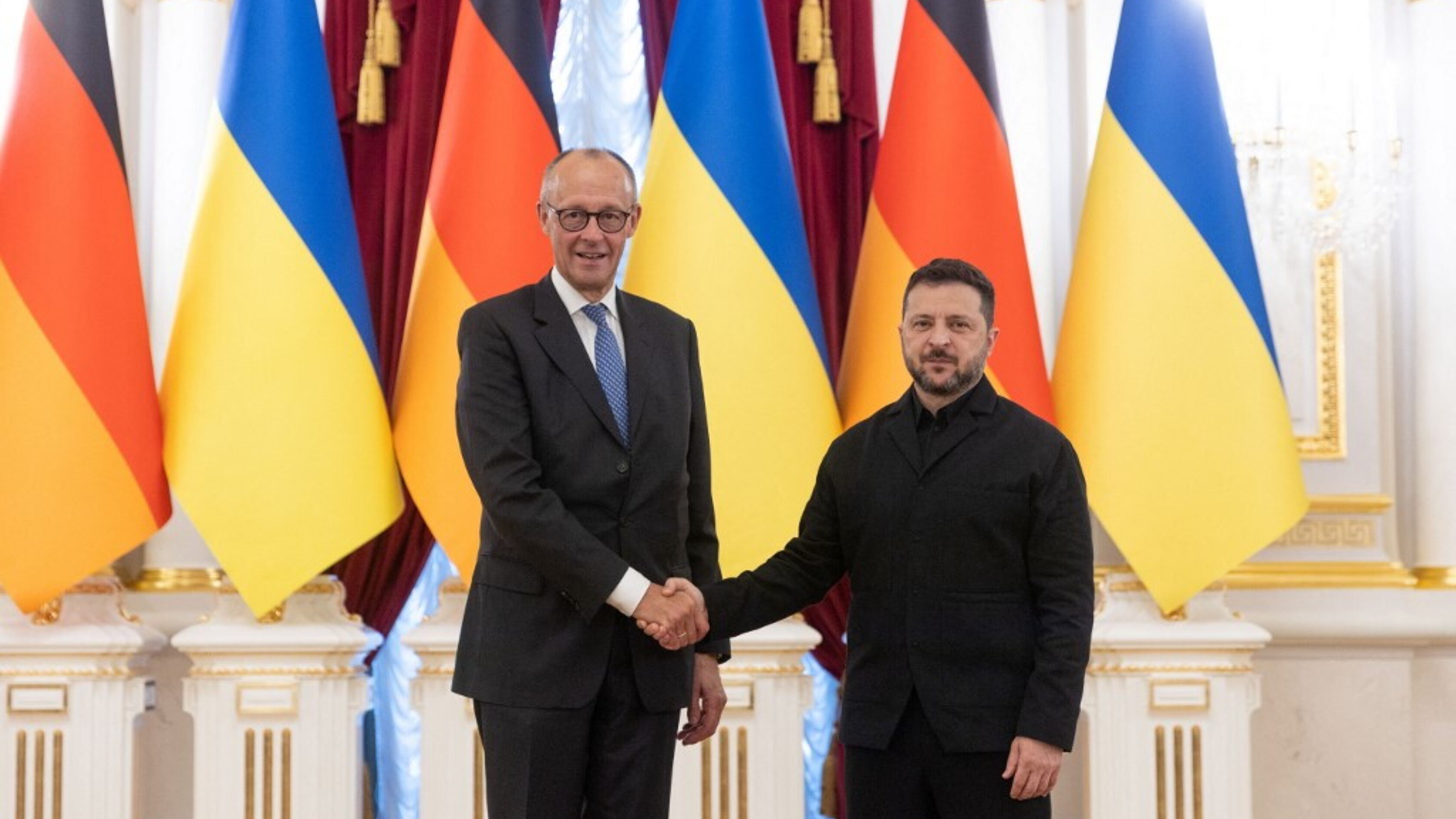Merz a Kiev sotto attacco, Zelensky: Usa chiedono colloqui trilaterali