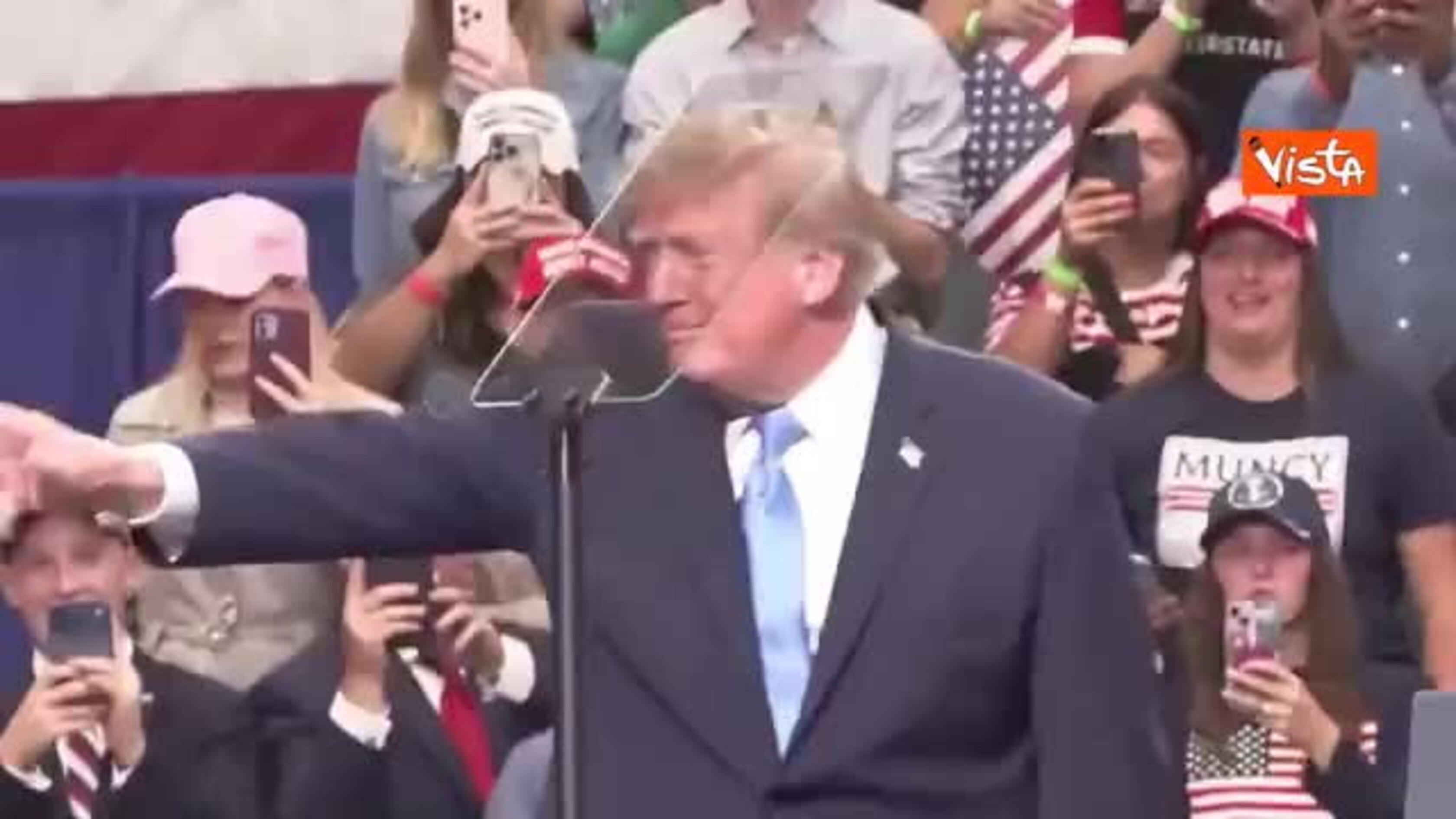 Trump balla la Trump Dance sulle note di Ymca al termine di un comizio in Ohio