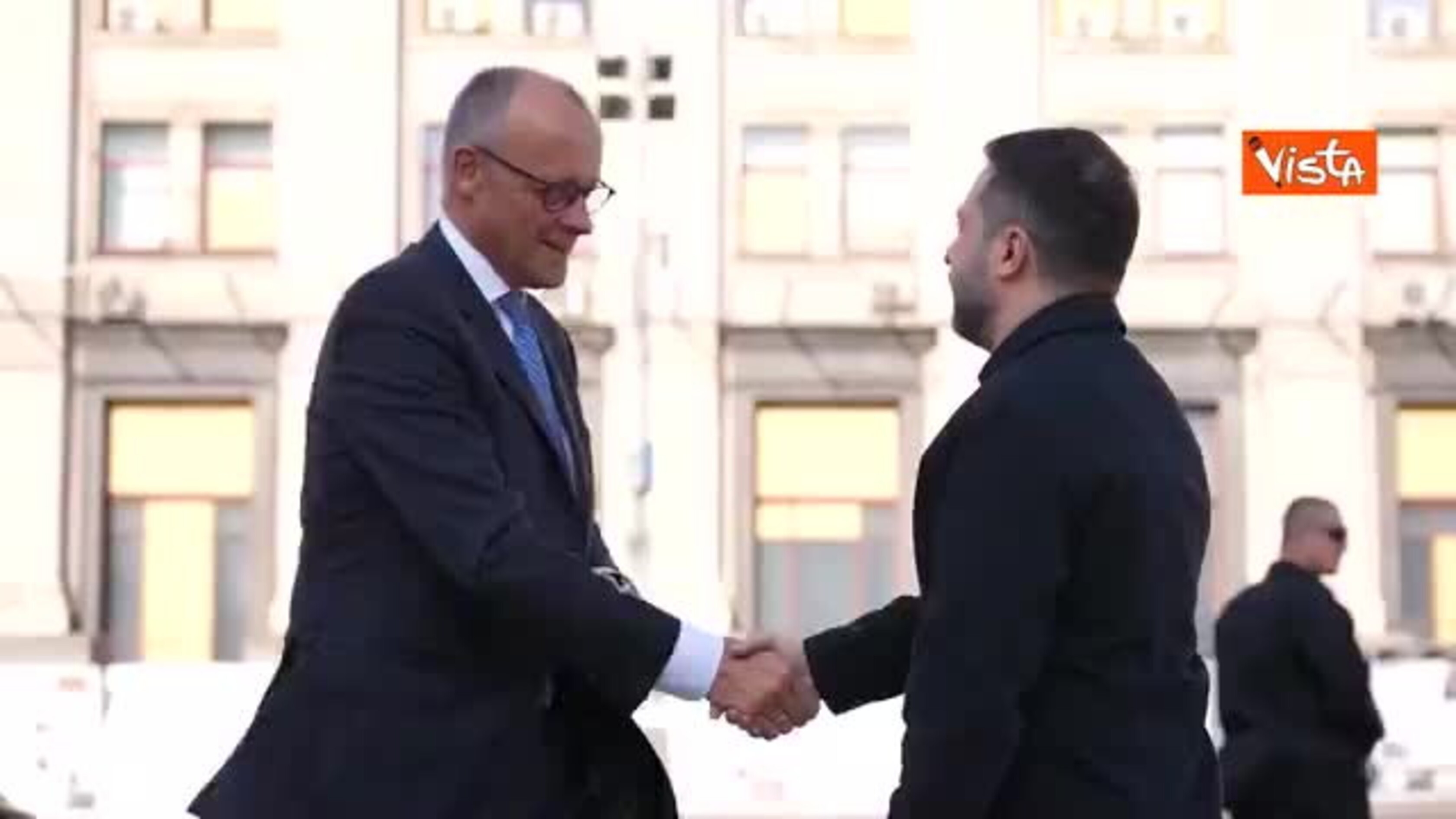 Cancelliere Merz a Kiev, l'omaggio ai caduti insieme al Presidente ucraino Zelensky