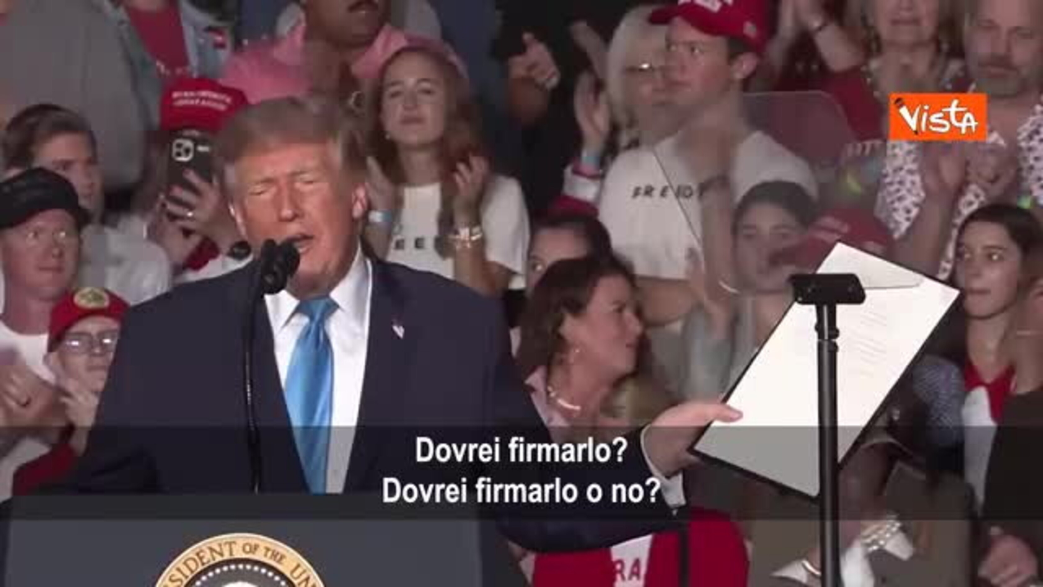 Trump firma ordine esecutivo sul palco in Nebraska: Fatto ciò che Biden non riusciva a fare