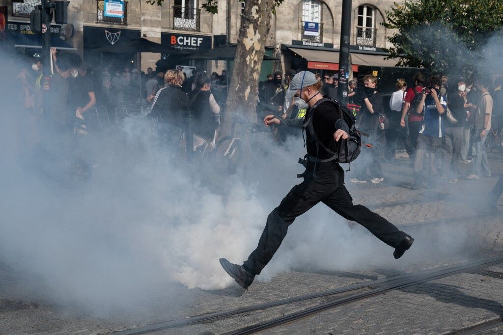 Sale la tensione in Francia, migliaia di studenti protestano nelle piazze