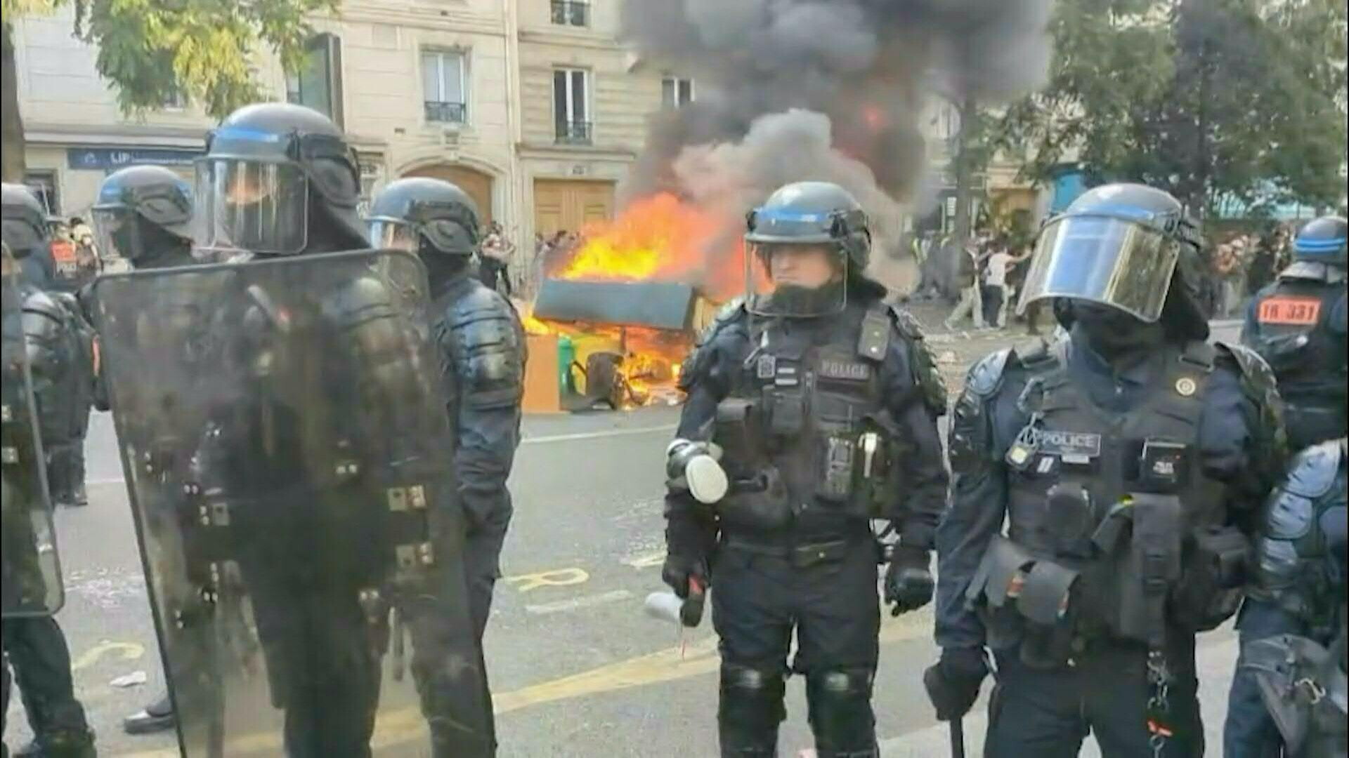 Francia, proteste studentesche: scontri e 488 fermi. Trump: colpa di immigrazione e Islam