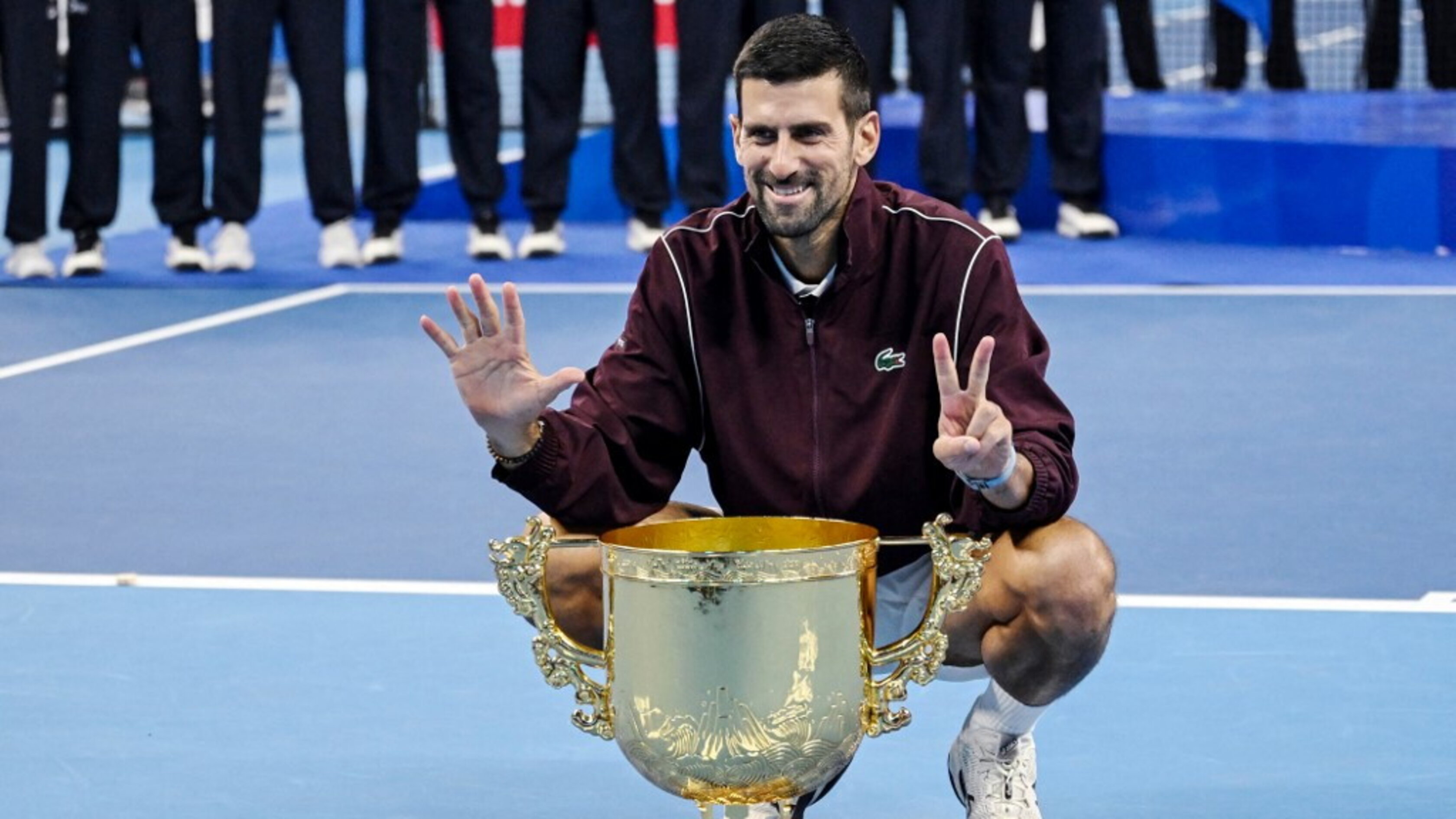 Djokovic vince il China Open: De Minaur si ritira in finale, 102° titolo per il serbo