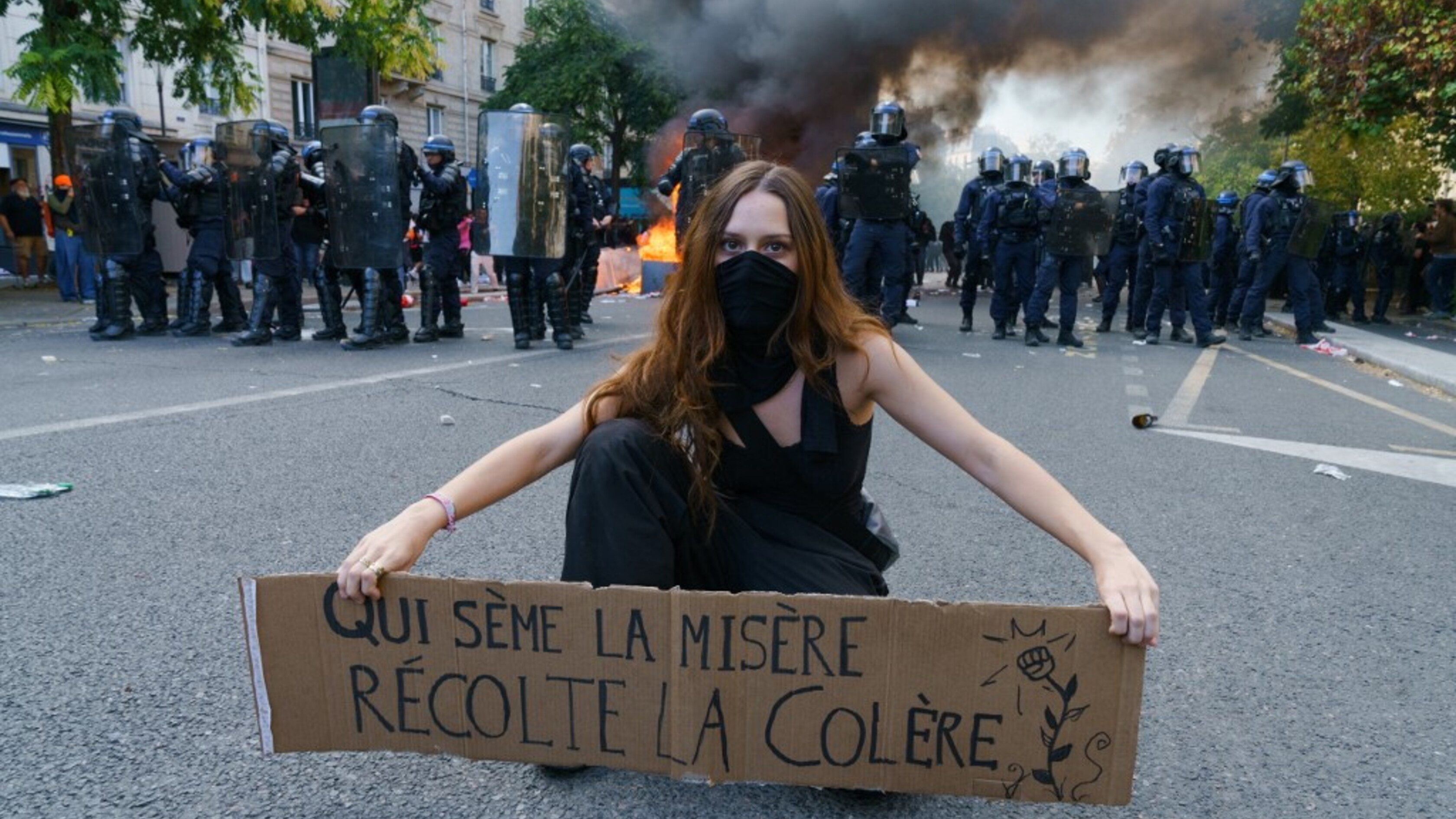 Sale la tensione in Francia, studenti protestano nelle piazze. Scontri con la polizia. 488 fermati