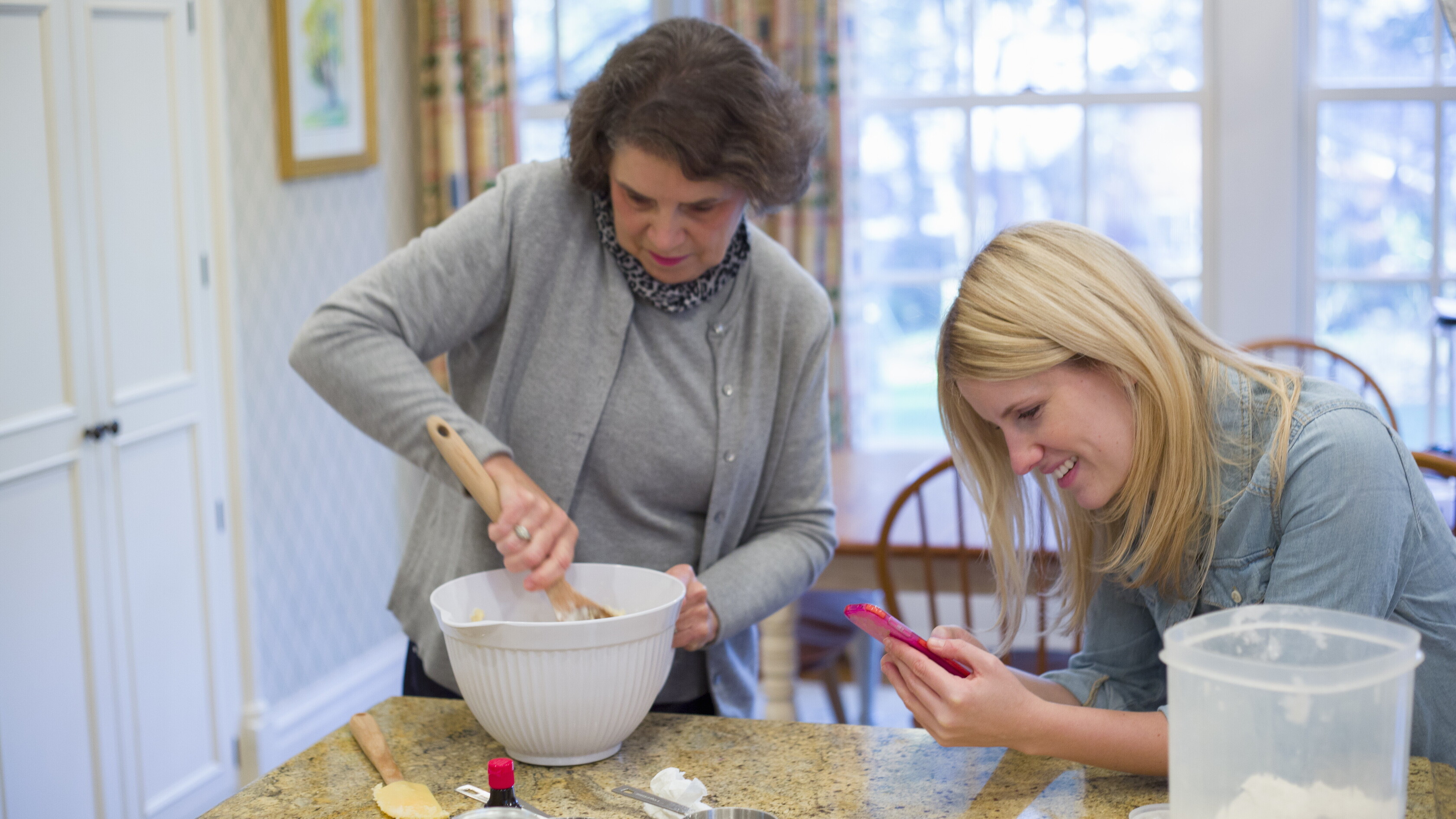 Tra la GenZ scoppia la moda di noleggiare le 'nonne' in viaggio