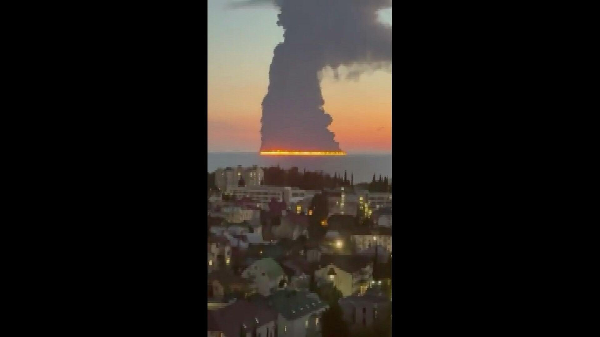 Petroliera in fiamme a largo di Sochi, colpita da droni navali ucraini