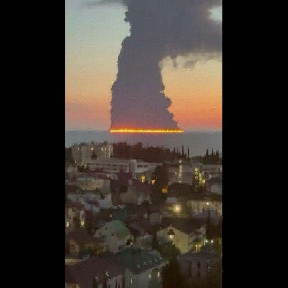 Anteprima: Petroliera in fiamme a largo di Sochi, colpita da droni navali ucraini