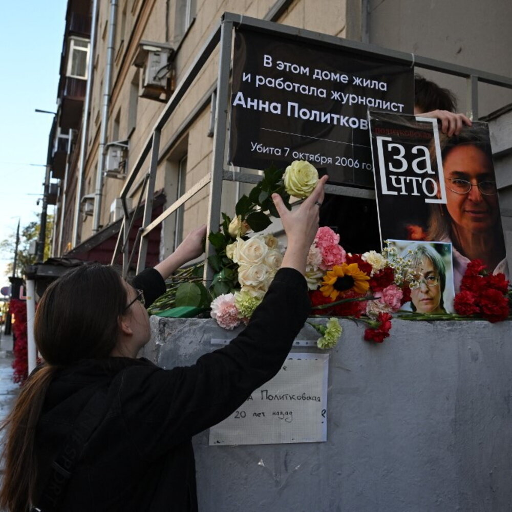 Copertina: Mosca, vent'anni dall'omicidio di Anna Politkovskaya: fiori, polizia e nuove targhe sotto casa sua