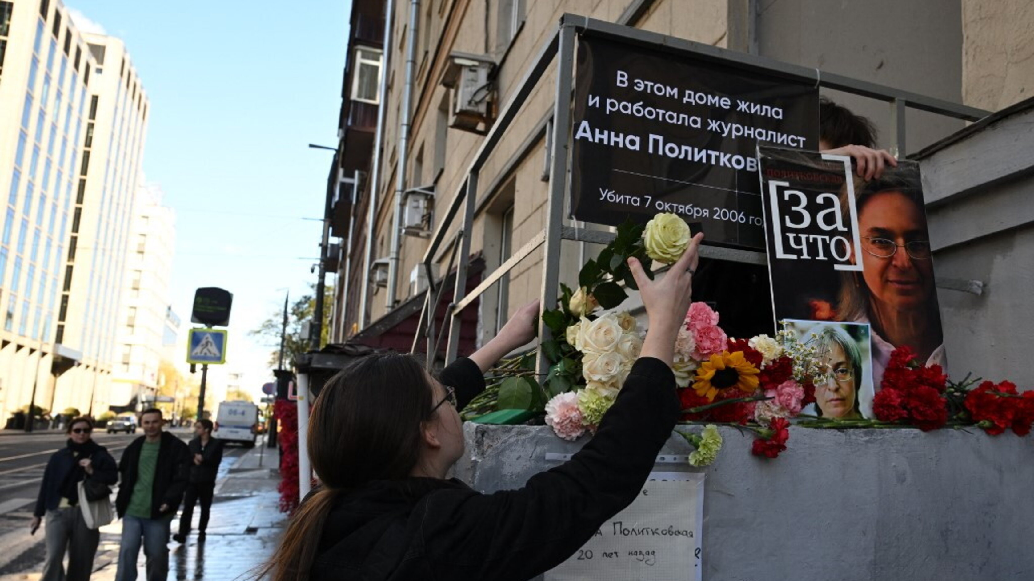 Mosca, vent'anni dall'omicidio di Anna Politkovskaya: fiori, polizia e nuove targhe sotto casa sua