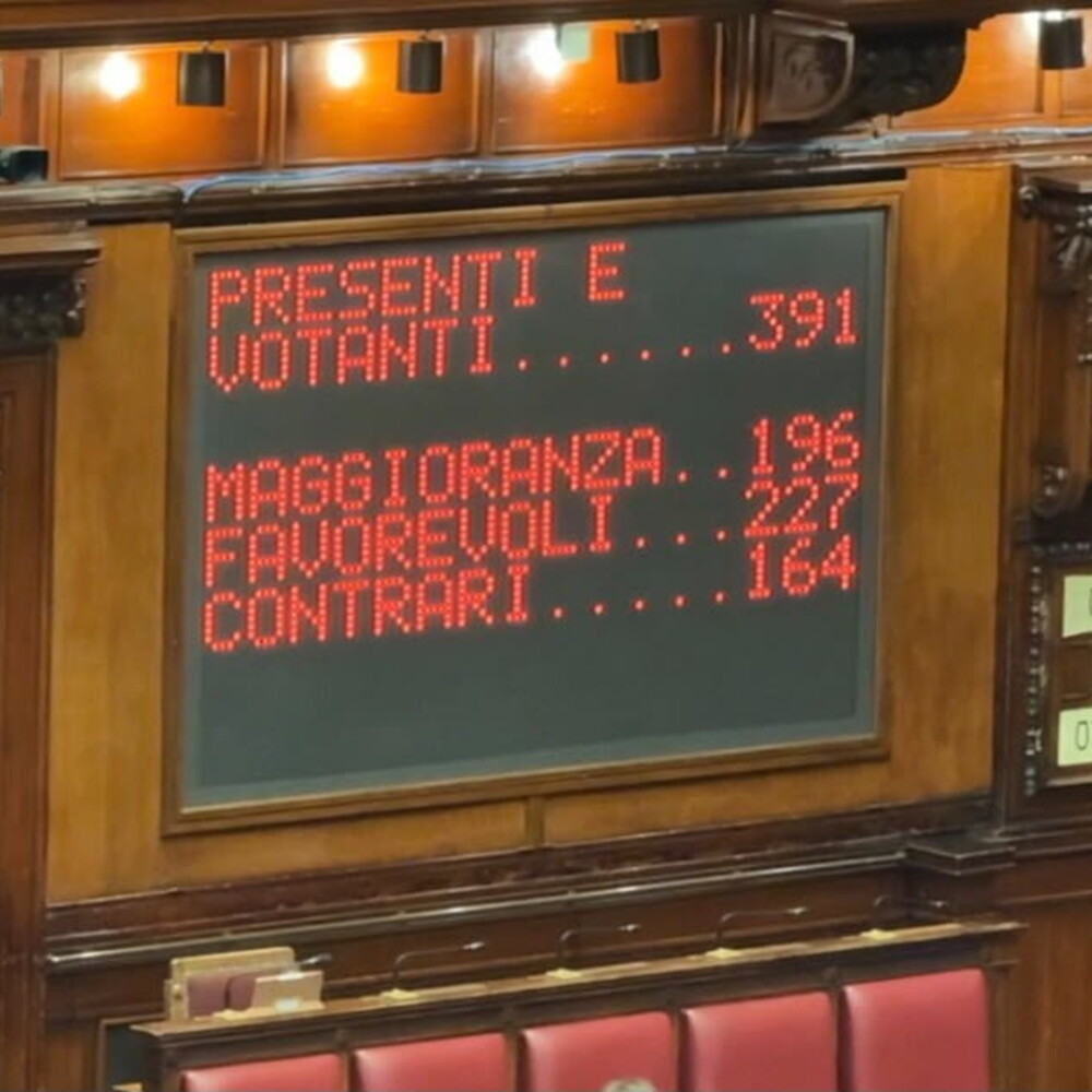Copertina: La riforma della legge elettorale diventa legge. Meloni: "Risposta con i fatti a chi volev...