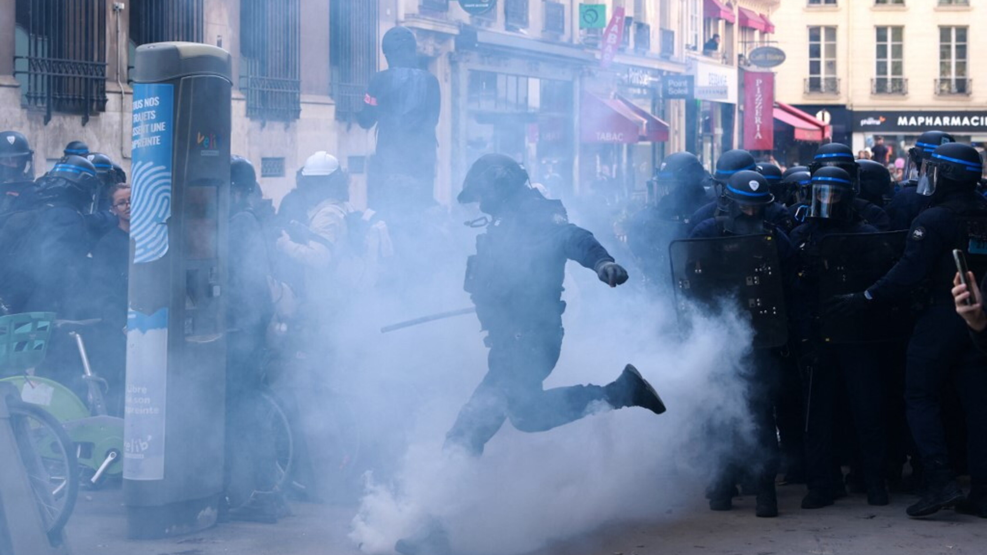 Nuova giornata di proteste studentesche in Francia: 504 fermati e 48 agenti feriti