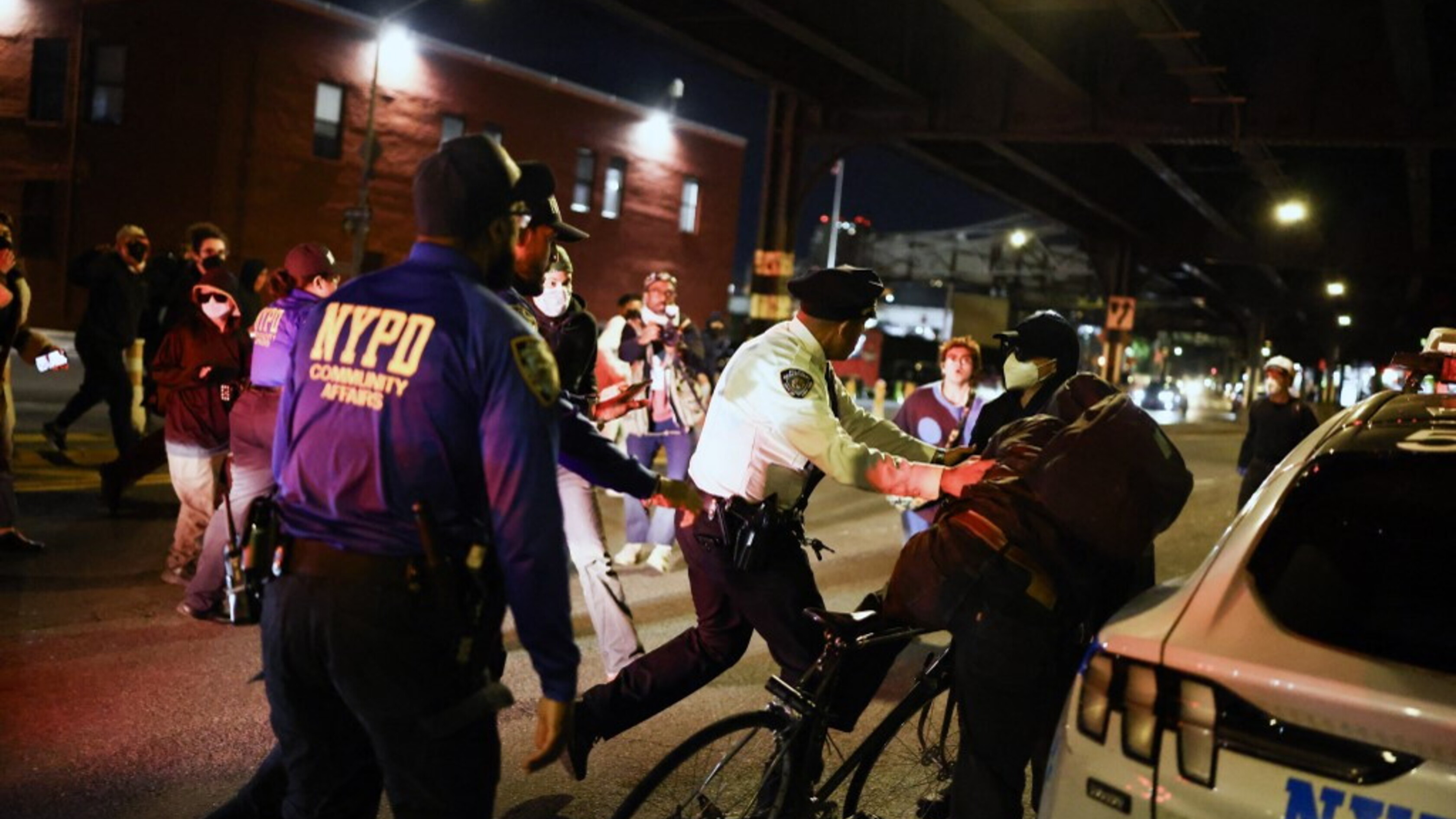 Operazione ICE a New York: ferito un uomo in auto col figlio di 5 anni, il sindaco attacca Trump