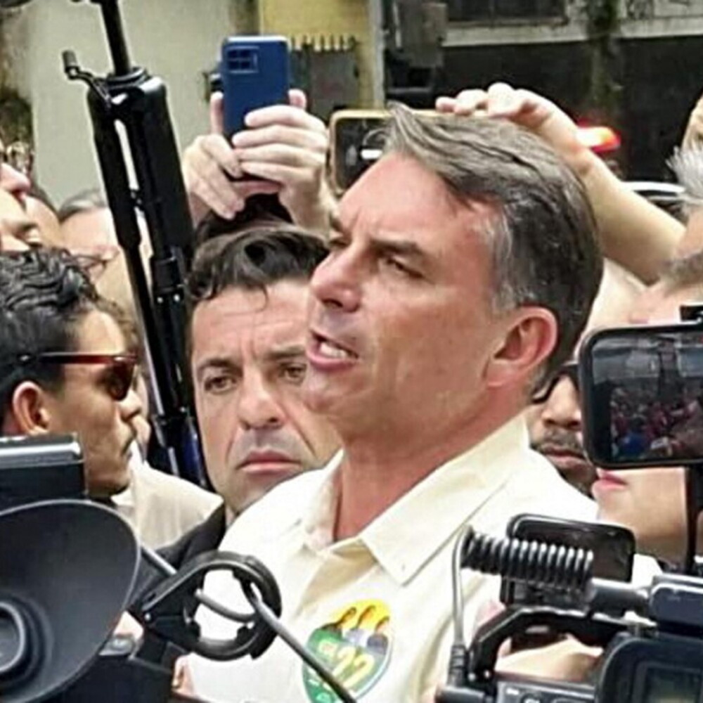 Copertina: Elezioni presidenziali in Brasile: Bolsonaro, favorito nei sondaggi su Lula, incassa il so...