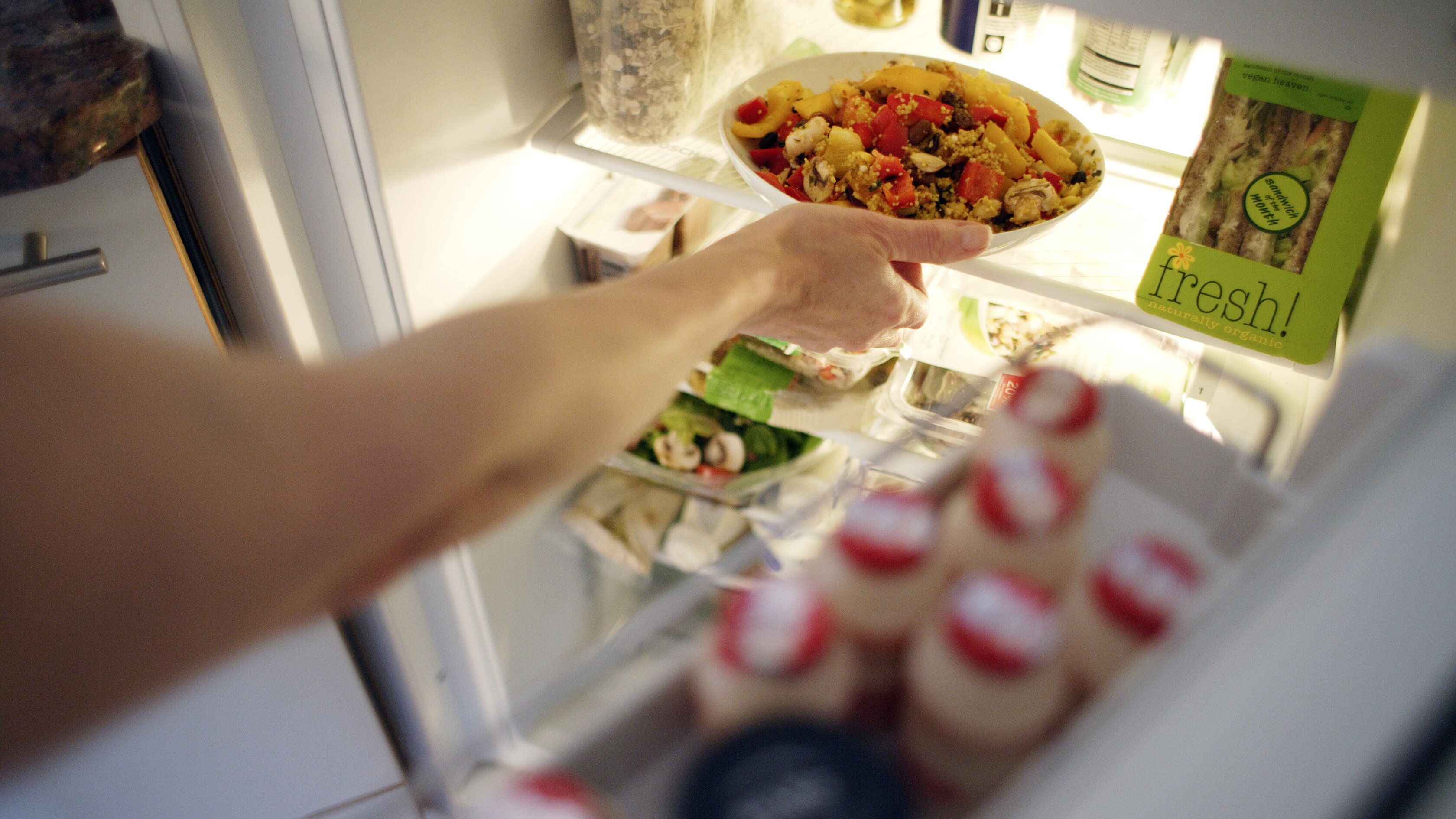 Mangiare a tarda notte aumenta il rischio di danni al fegato