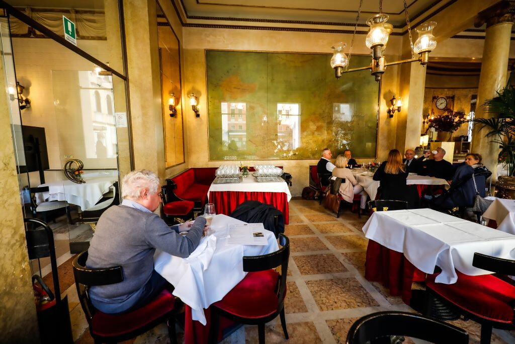 Come cambiano i consumi degli italiani al ristorante: bene i pranzi, in calo aperitivi e dopocena