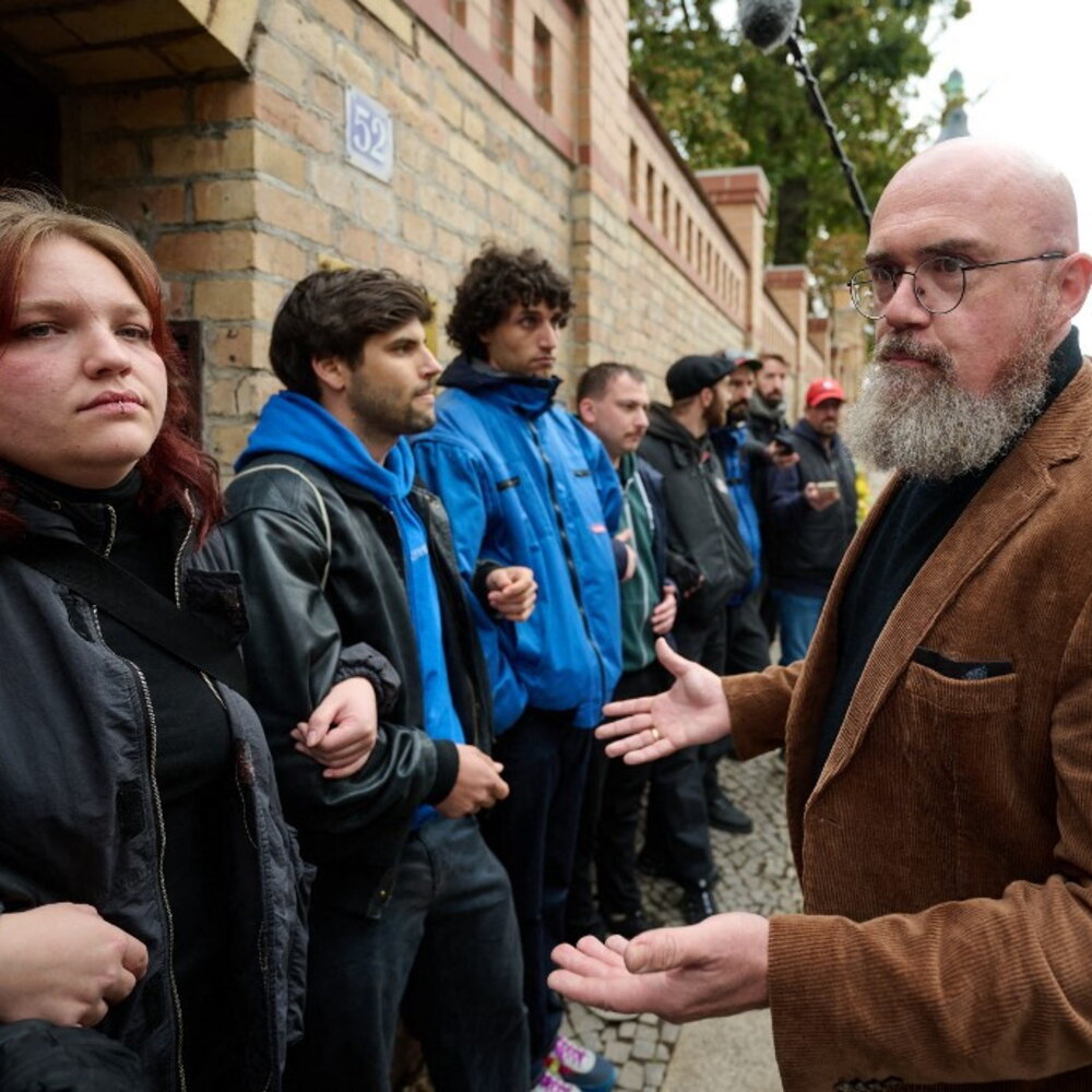Anteprima: Tensione a Halle: studenti ebrei bloccano l'accesso alla sinagoga al deputato di AfD