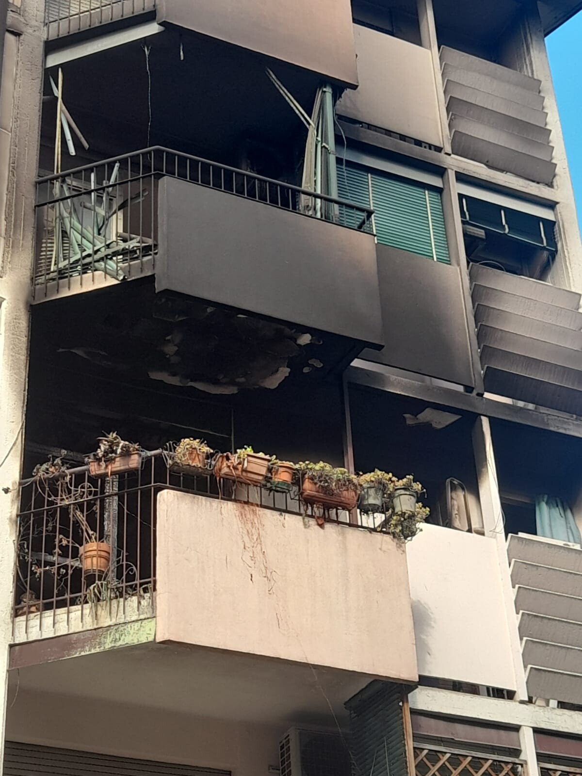 Morta a Milano nel rogo di una casa popolare, il quartiere di Niguarda chiede giustizia