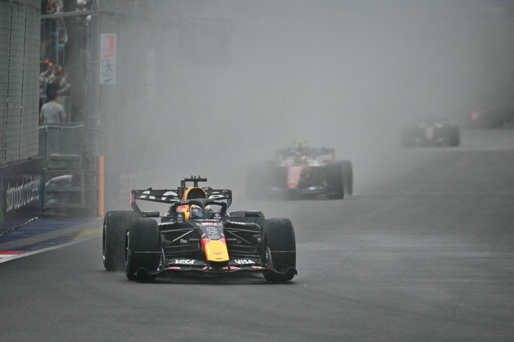 F1, Verstappen vince la sprint a Singapore davanti alle Ferrari. Quarto Antonelli