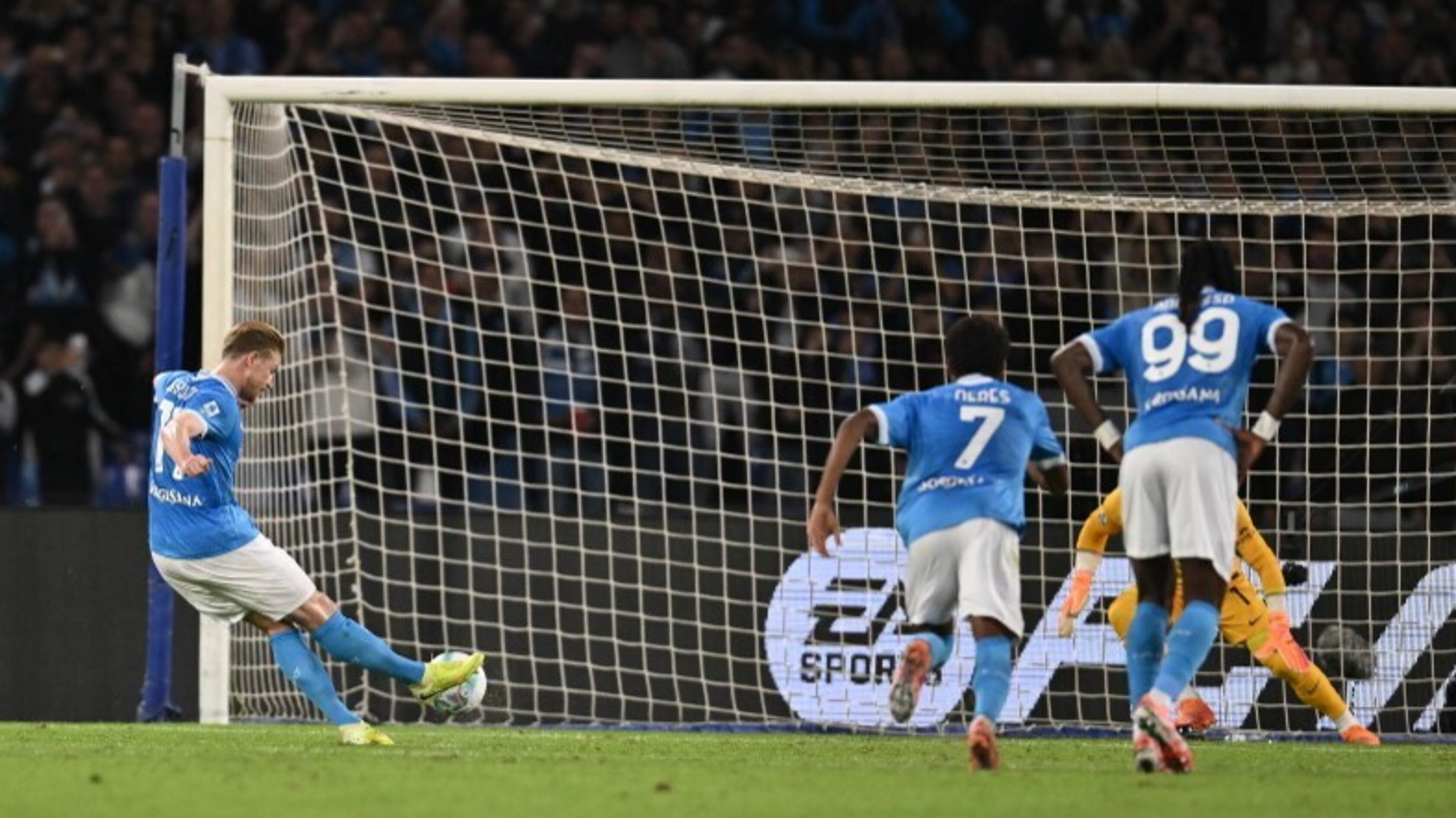 Il Napoli batte 3-0 il Frosinone, doppietta di De Bruyne