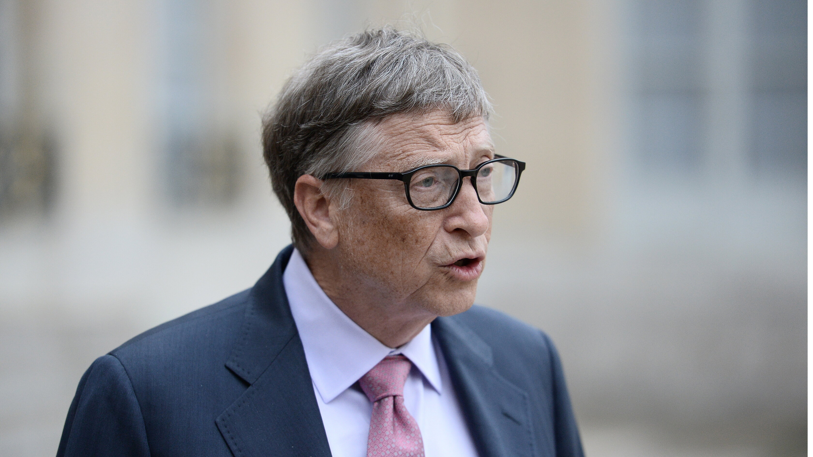 Bill Gates lancia l'allarme sull'IA: "Nel 2027 aspettiamoci tante brutte sorprese"