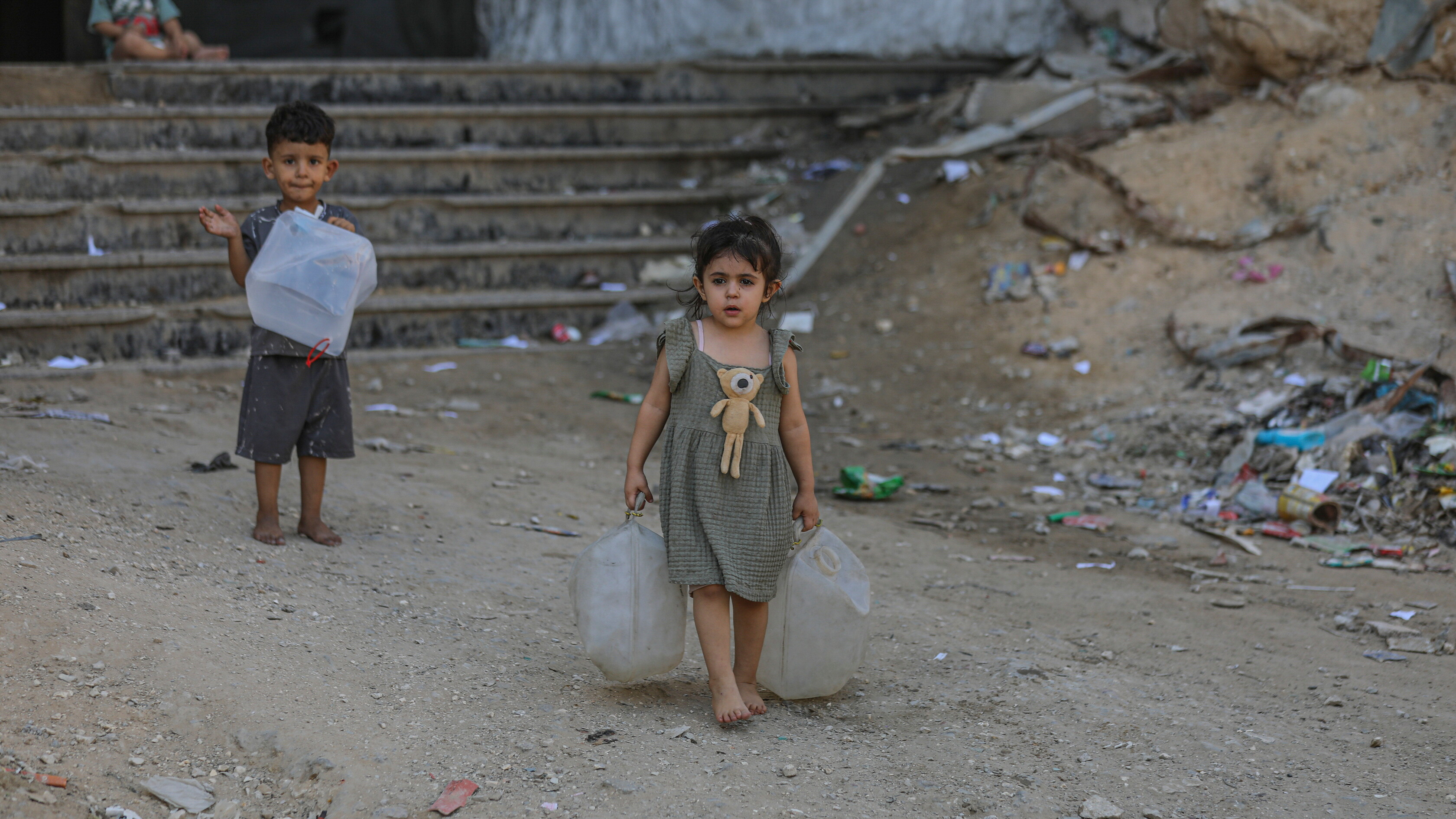 Onu: "Cresce la povertà assoluta. Oltre 1,2 miliardi senza acqua, cibo e scuole. Uno su du...