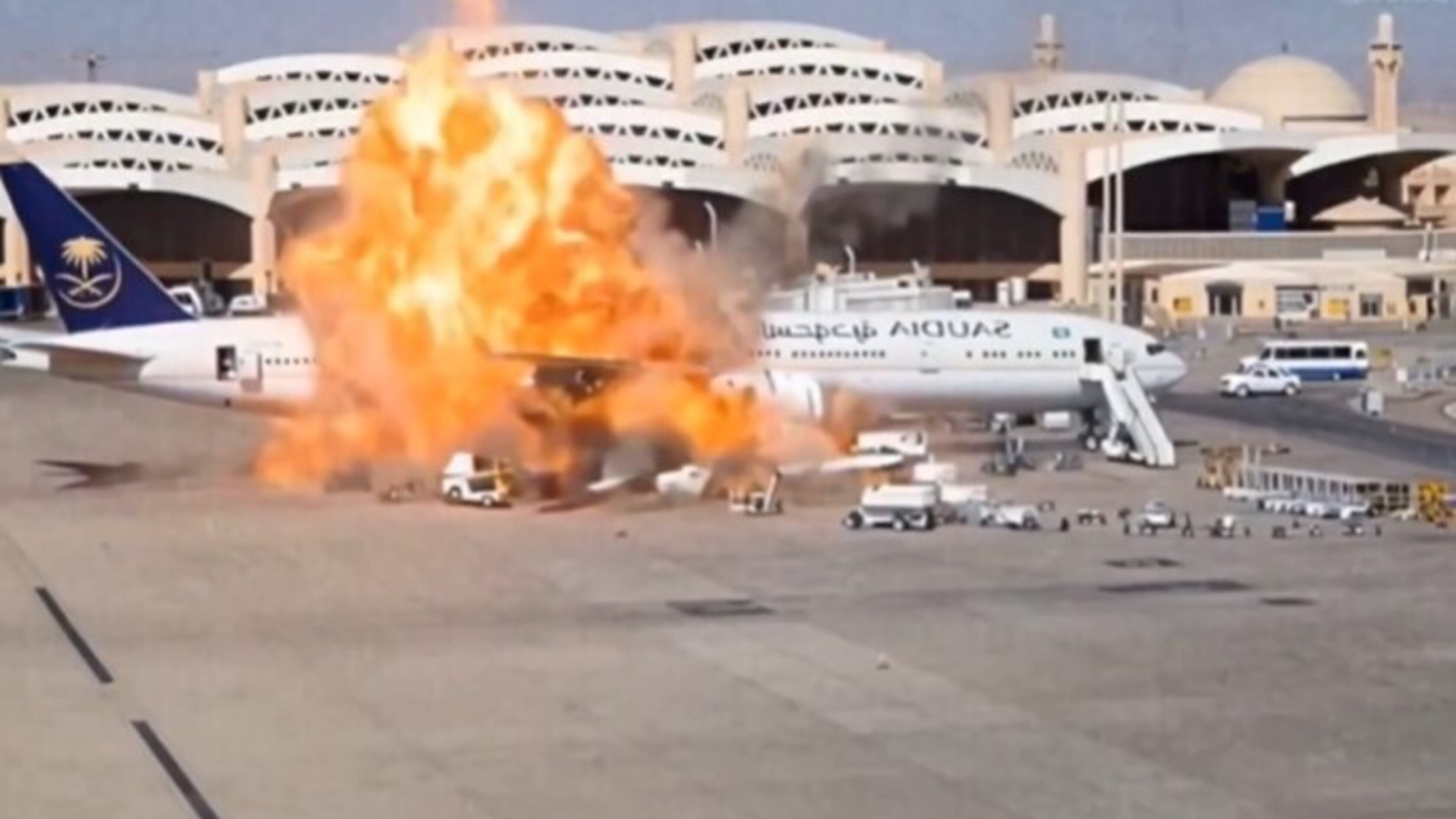Houthi colpiscono ancora l'aeroporto di Riad: un morto e 11 feriti, risposta saudita